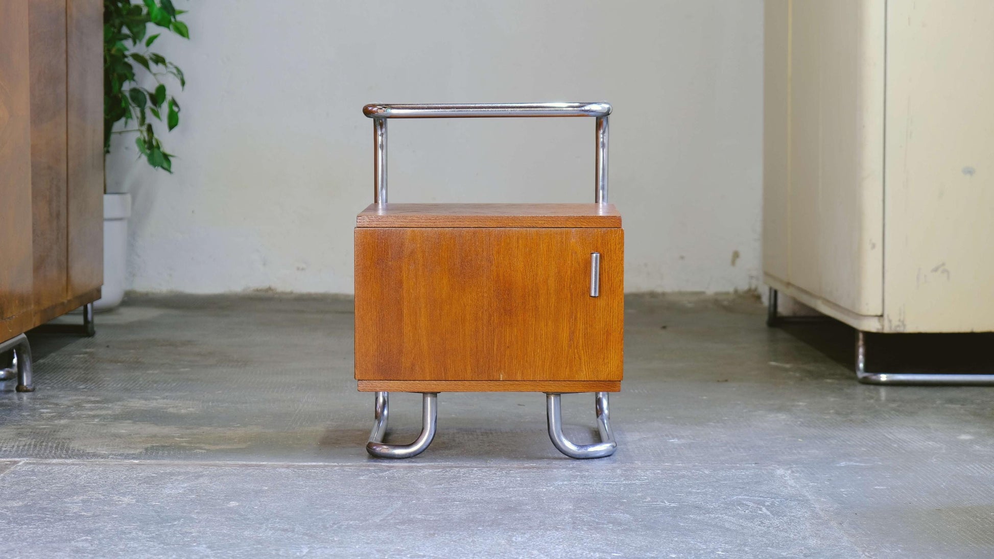 Vintage Nachttisch Bauhaus honigbraun restauriert﻿