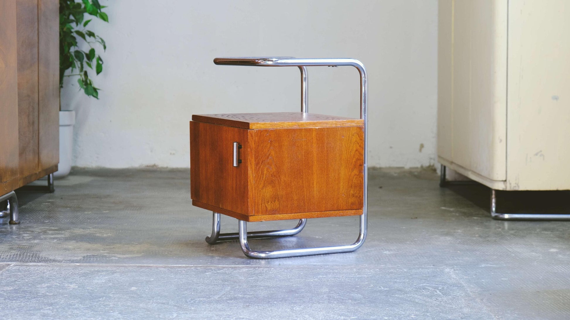 Vintage Nachttisch Bauhaus in honigbraun