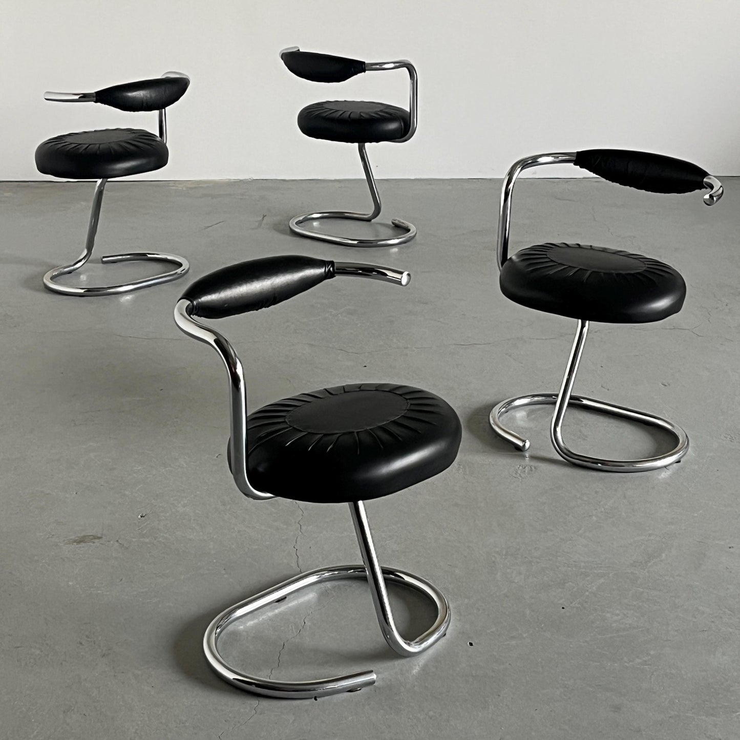 Vintage Stuhl Cobra von Giotto Stoppino für Bernini, Set von 4, schwarz, Chromgestell