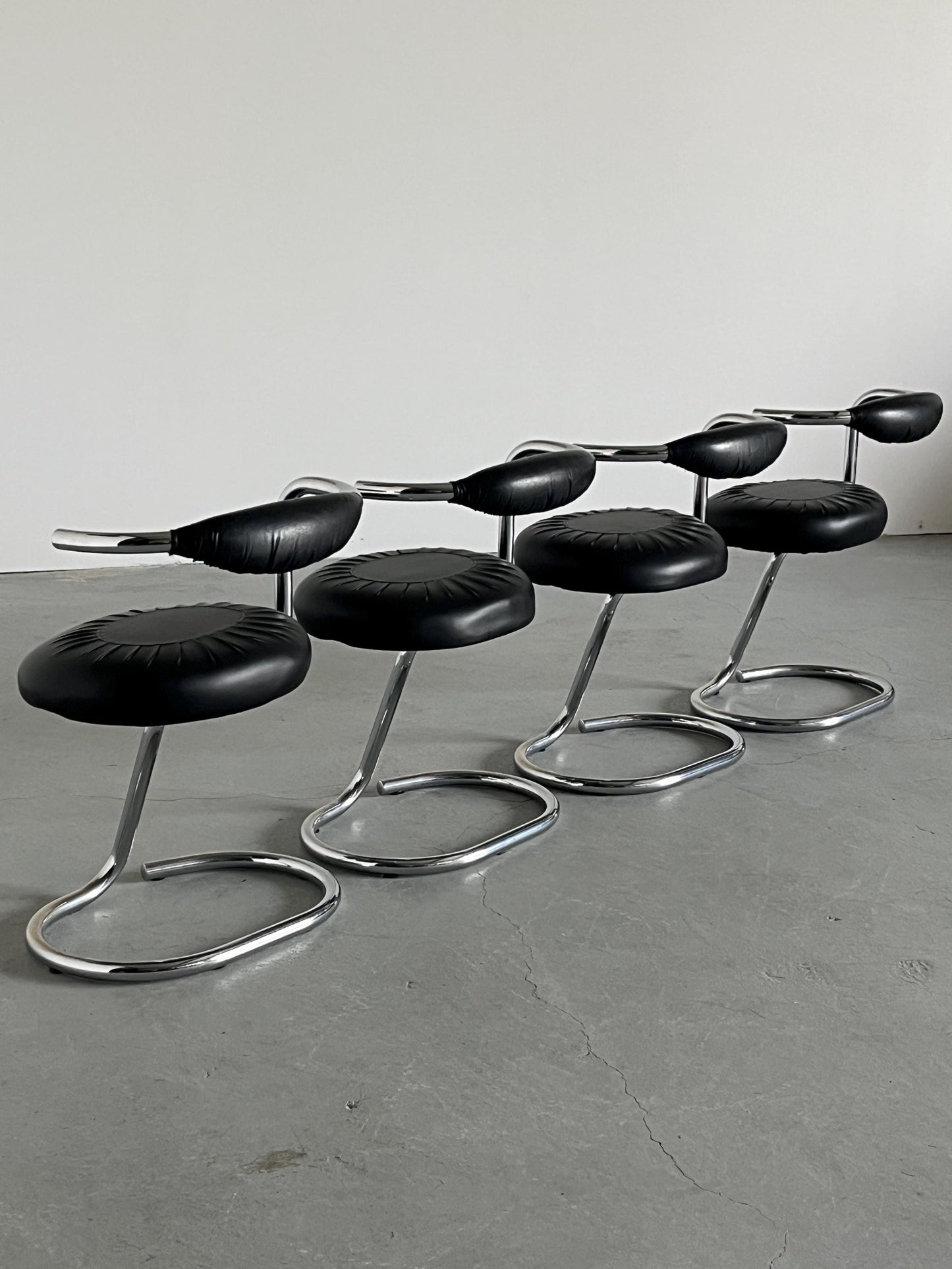 Vintage Stuhl Cobra von Giotto Stoppino für Bernini, Set von 4, schwarz, Chromgestell