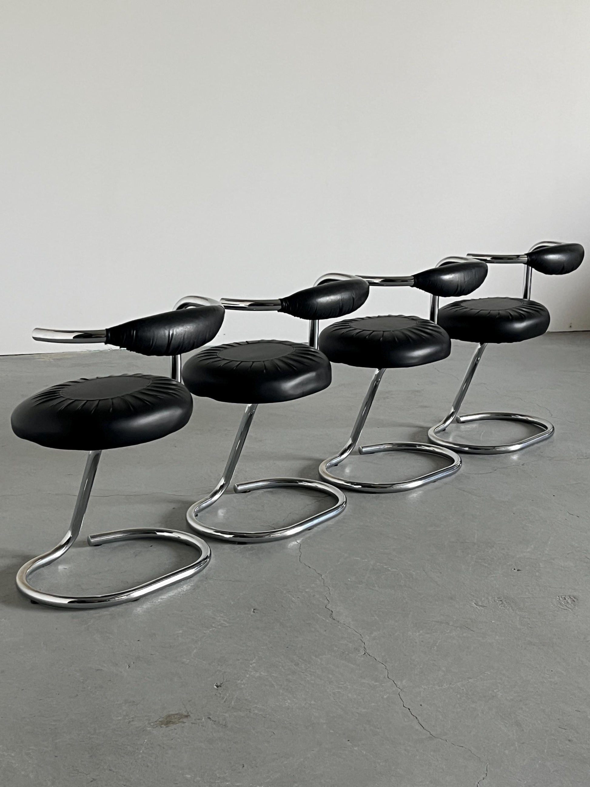 Vintage Stuhl Cobra von Giotto Stoppino für Bernini, Set von 4, schwarz, Chromgestell