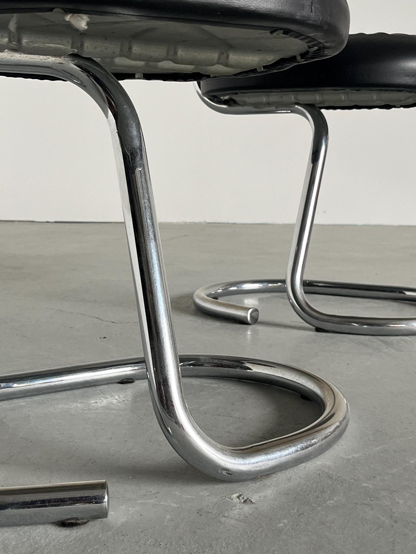 Vintage Stuhl Cobra von Giotto Stoppino für Bernini, Set von 4, schwarz, Chromgestell