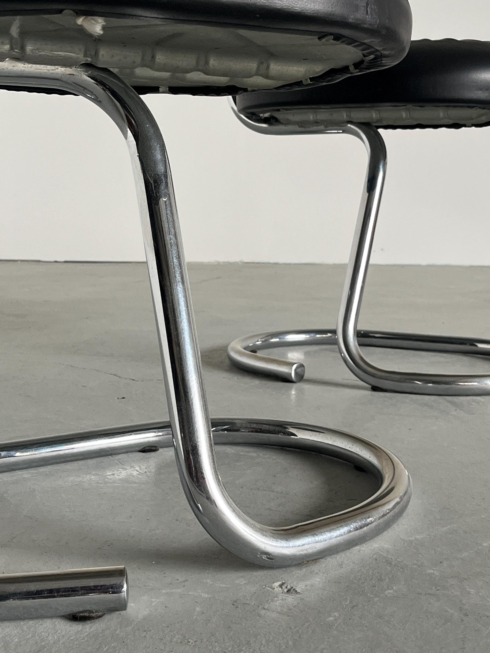 Vintage Stuhl Cobra von Giotto Stoppino für Bernini, Set von 4, schwarz, Chromgestell