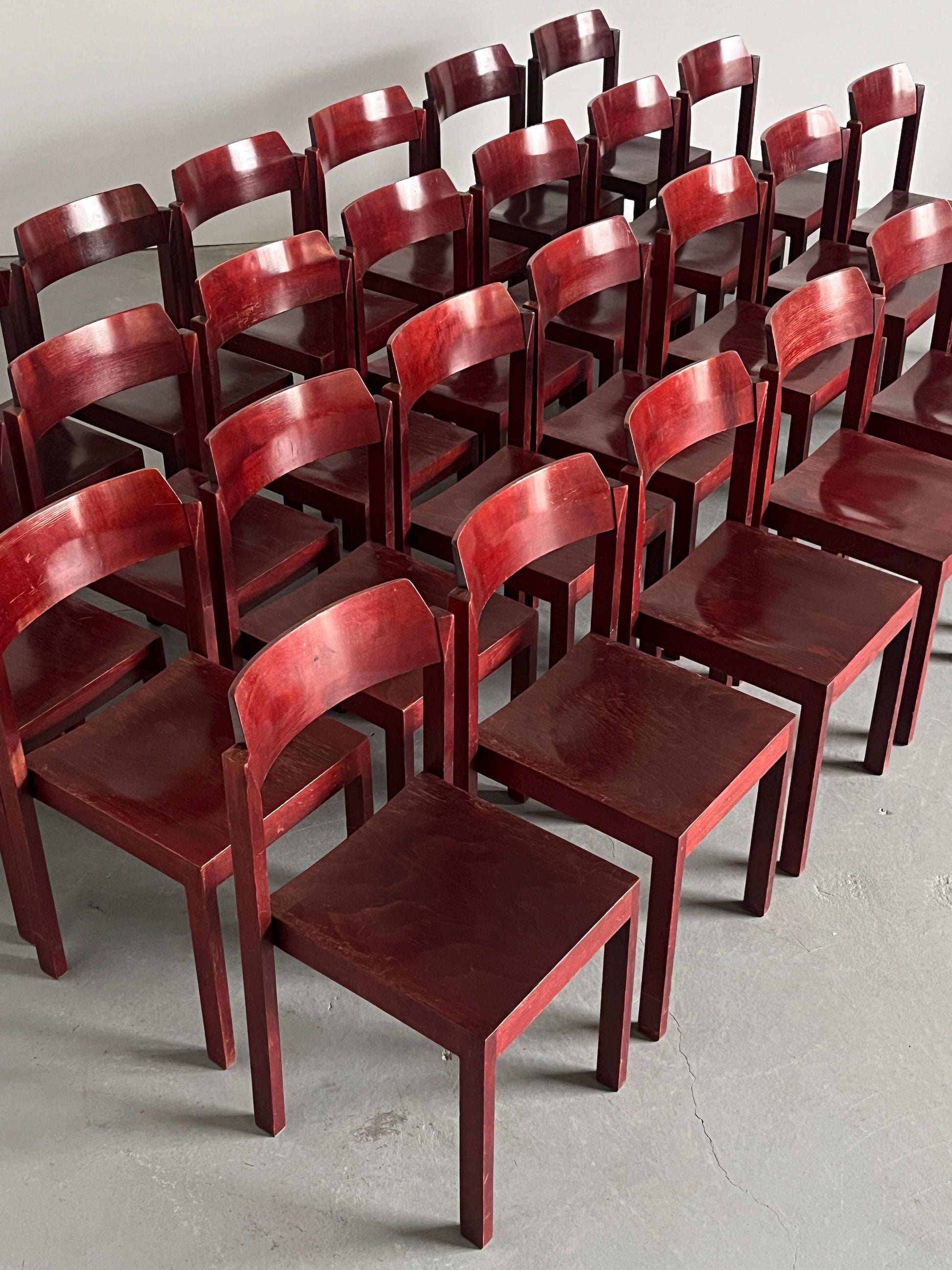 Vintage Stapelstuhl konstruktivistisch bordeaux von unbekannt für unbekannt