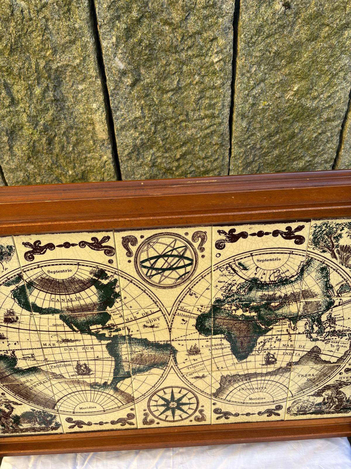 Vintage Tablett mit Weltkarte aus Holz und Keramik, ca. 75x48 cm