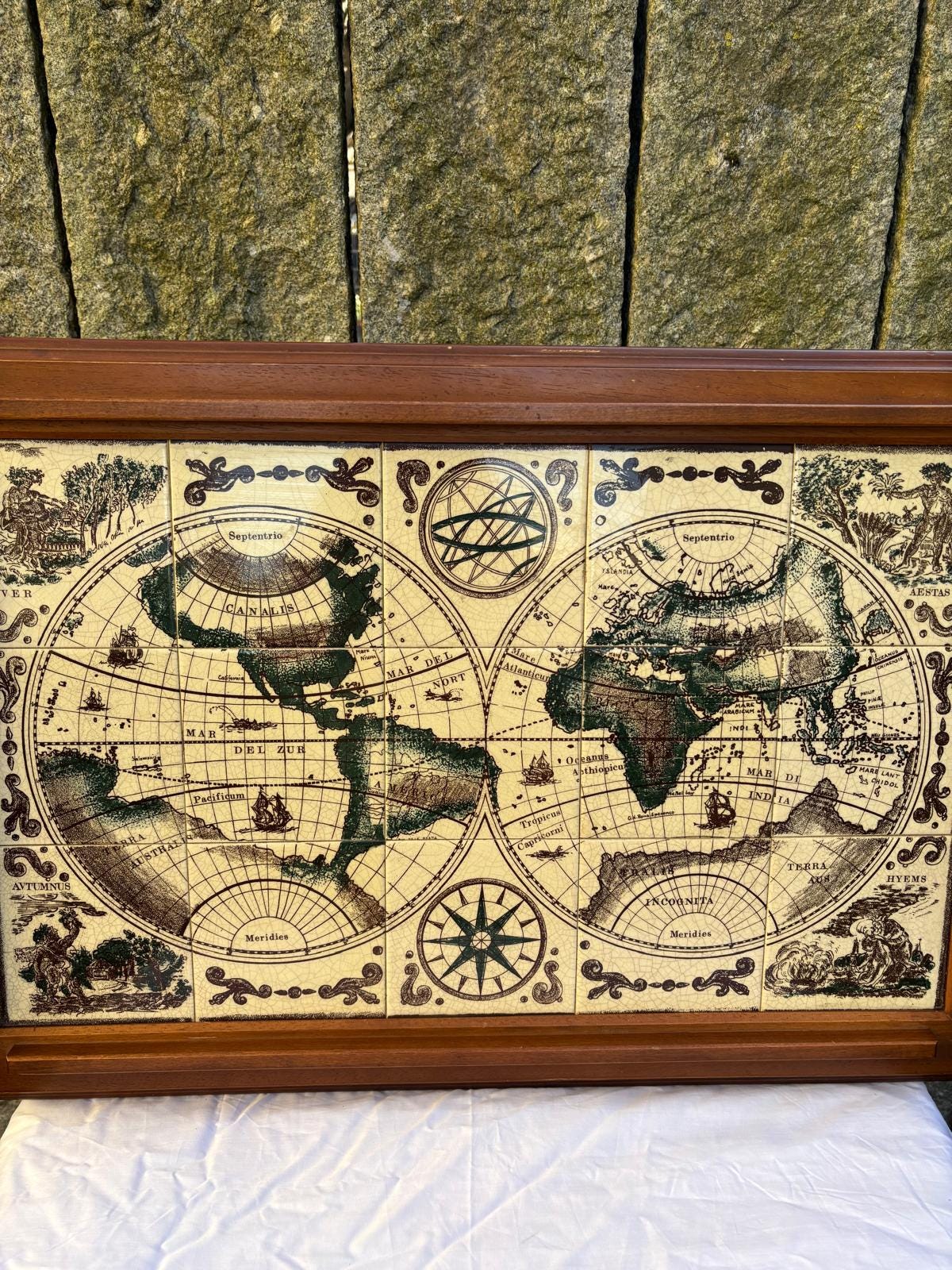 Vintage Tablett mit Weltkarte aus Holz und Keramik, ca. 75x48 cm