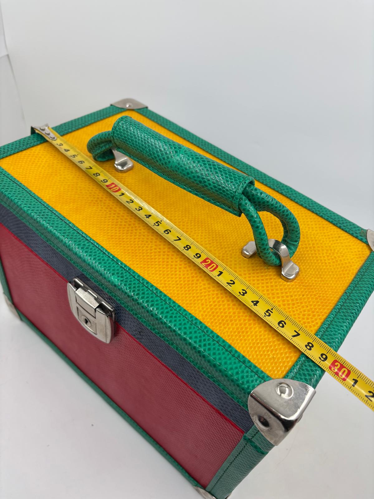 Vintage Kosmetikbox mit Spiegel in bunten Farben