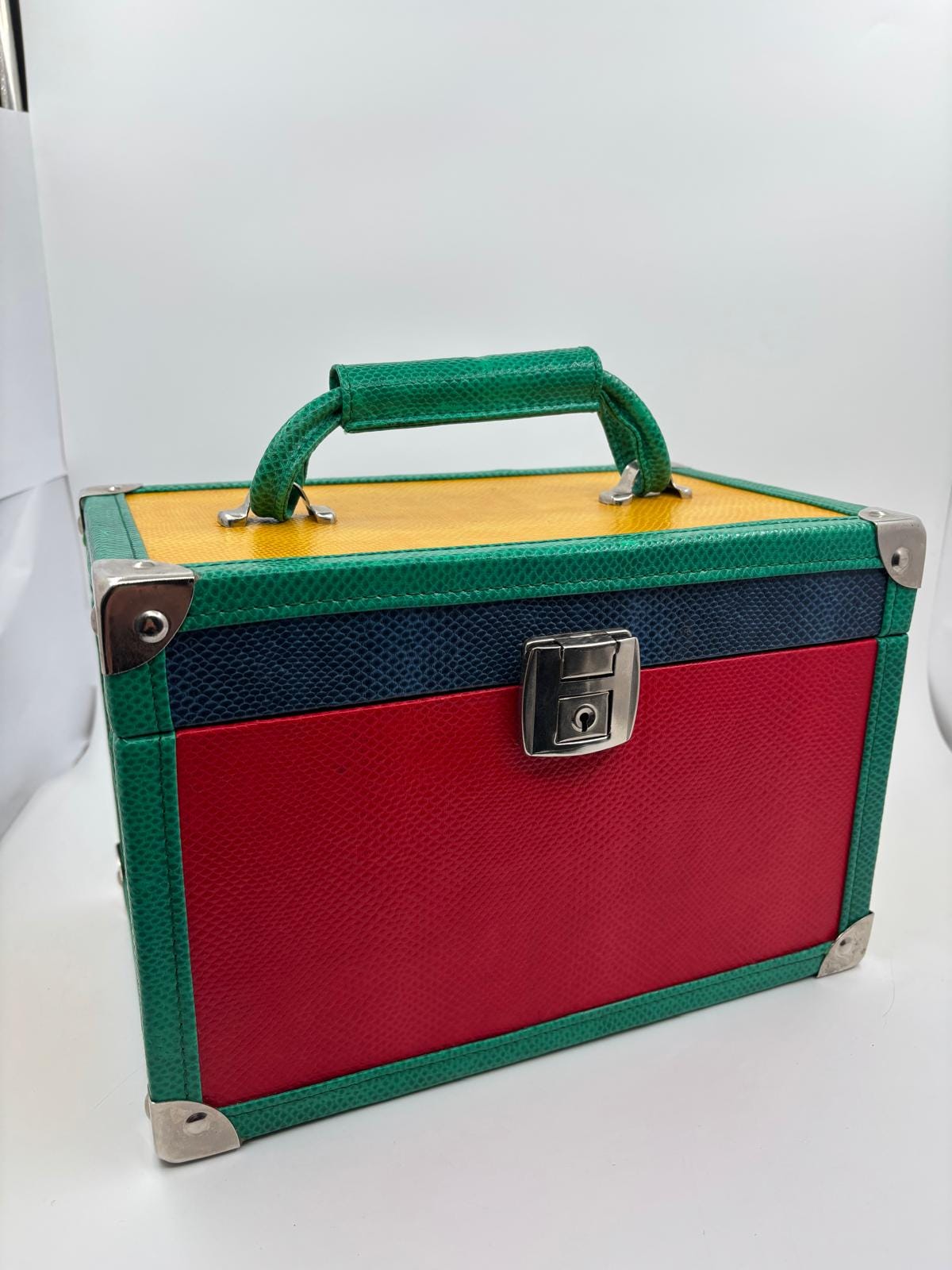 Vintage Kosmetikbox mit Spiegel in bunten Farben