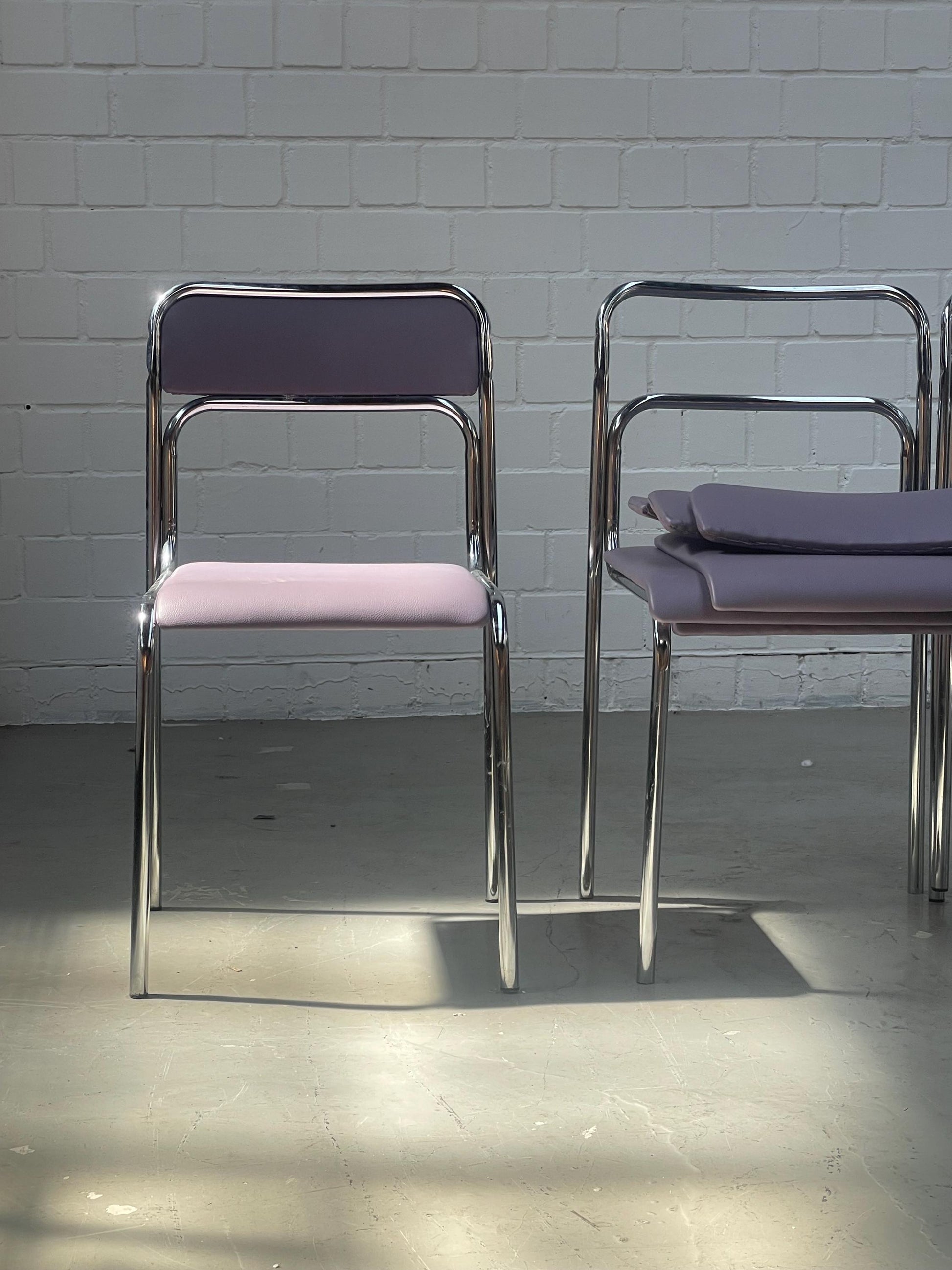 Vintage Stuhl Bauhaus stapelbar Chrom violettes Kunstleder