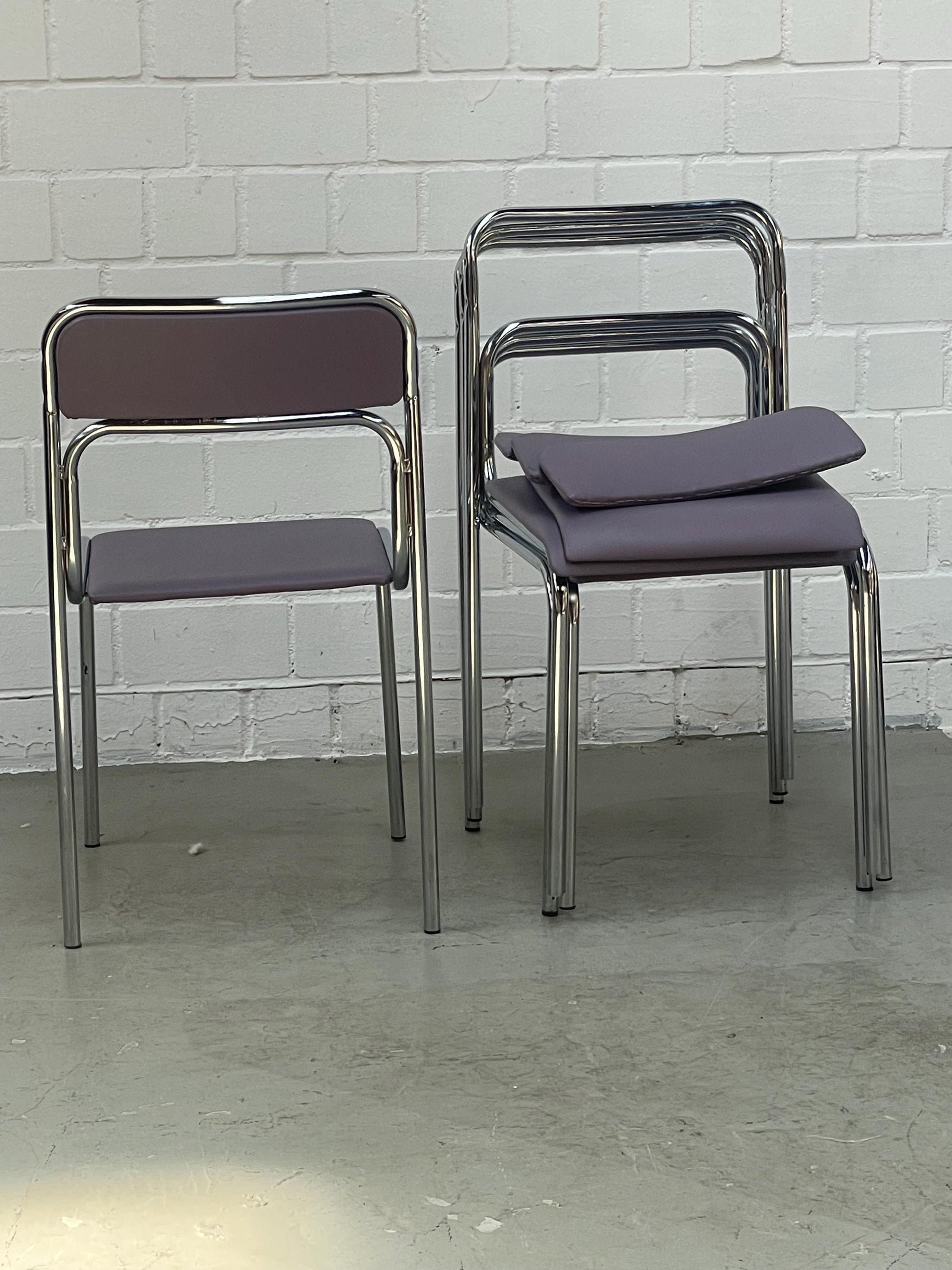 Vintage Stuhl Bauhaus stapelbar Chrom violettes Kunstleder