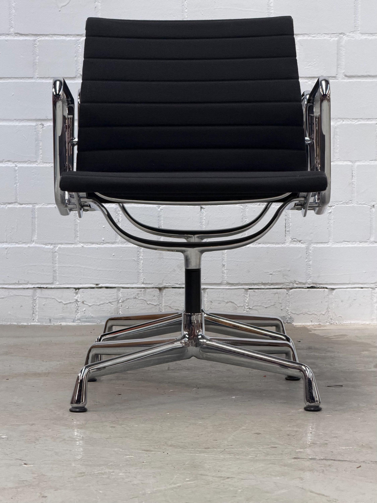 Vintage Schreibtischstuhl EA108 von Charles und Ray Eames für Vitra