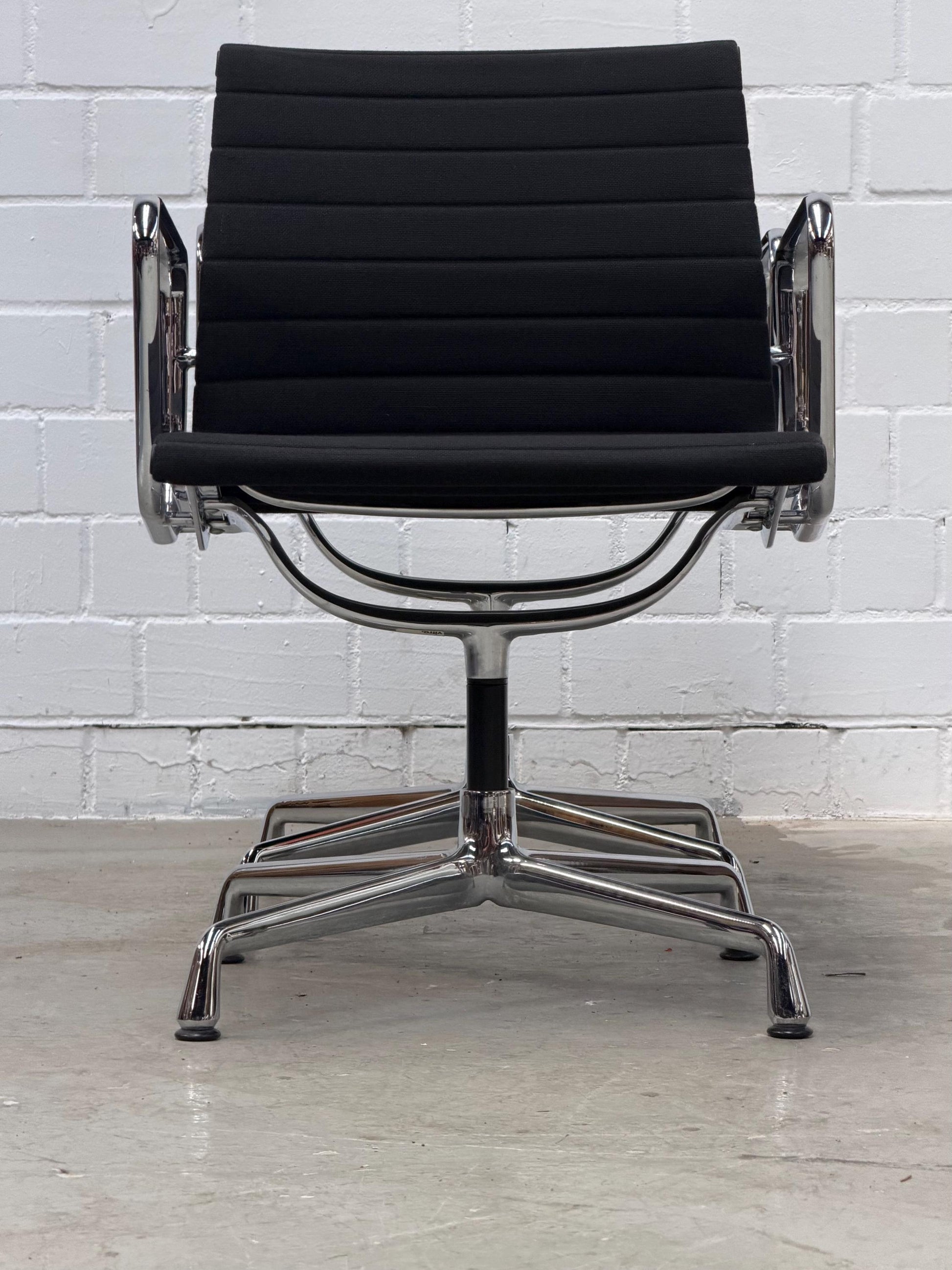 Vintage Schreibtischstuhl EA108 von Charles und Ray Eames für Vitra