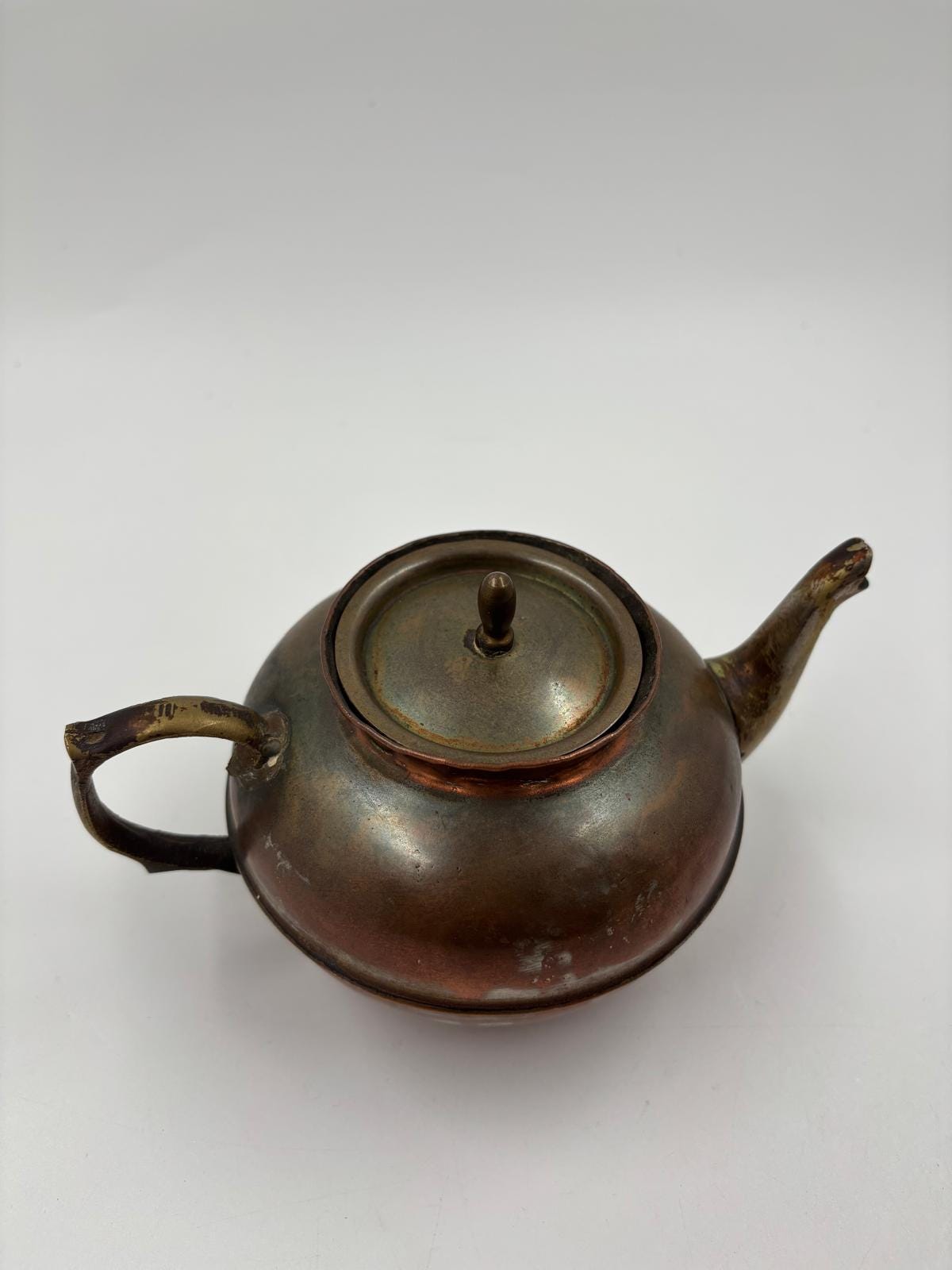 Vintage Teekanne aus Kupfer mit Messinggriff und Istanbul-Stempel starke Patina
