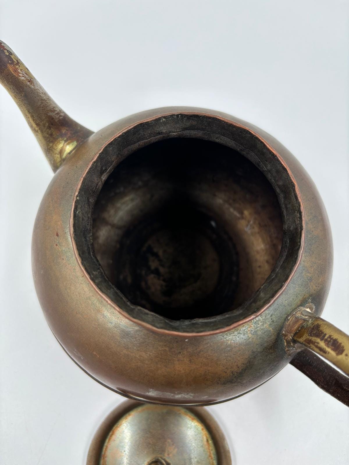 Vintage Teekanne aus Kupfer mit Messinggriff und Istanbul-Stempel starke Patina