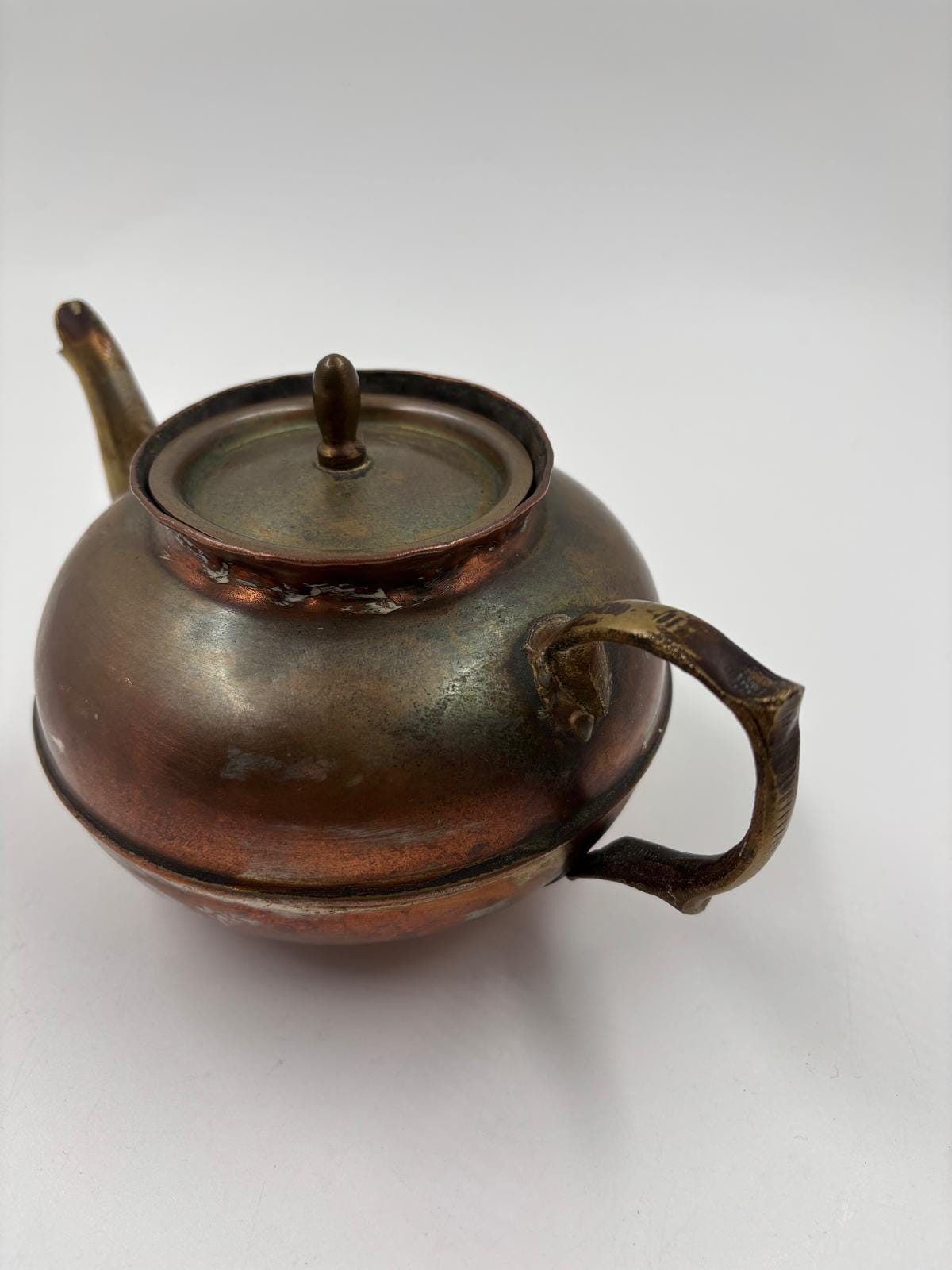 Vintage Teekanne aus Kupfer mit Messinggriff und Istanbul-Stempel starke Patina