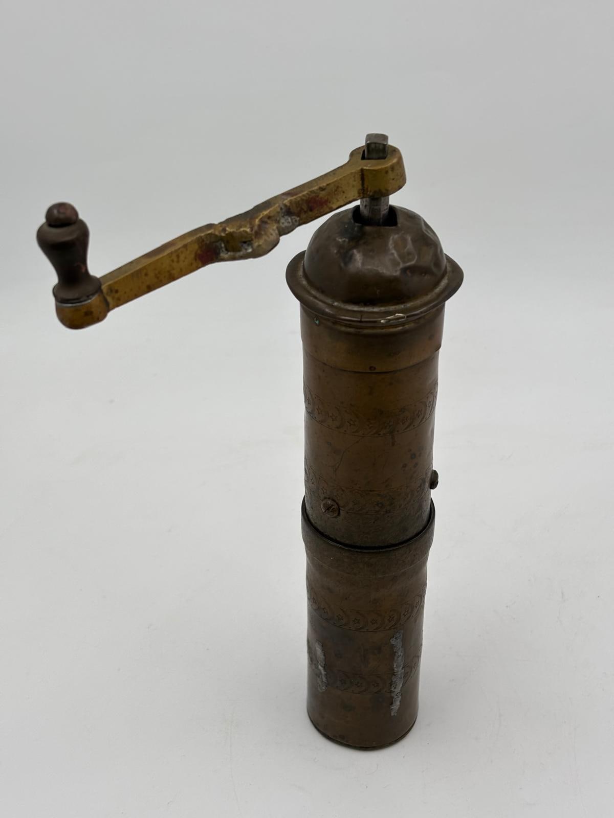 Vintage Kaffeemühle osmanisch Messing mit Mond und Stern stark gebraucht