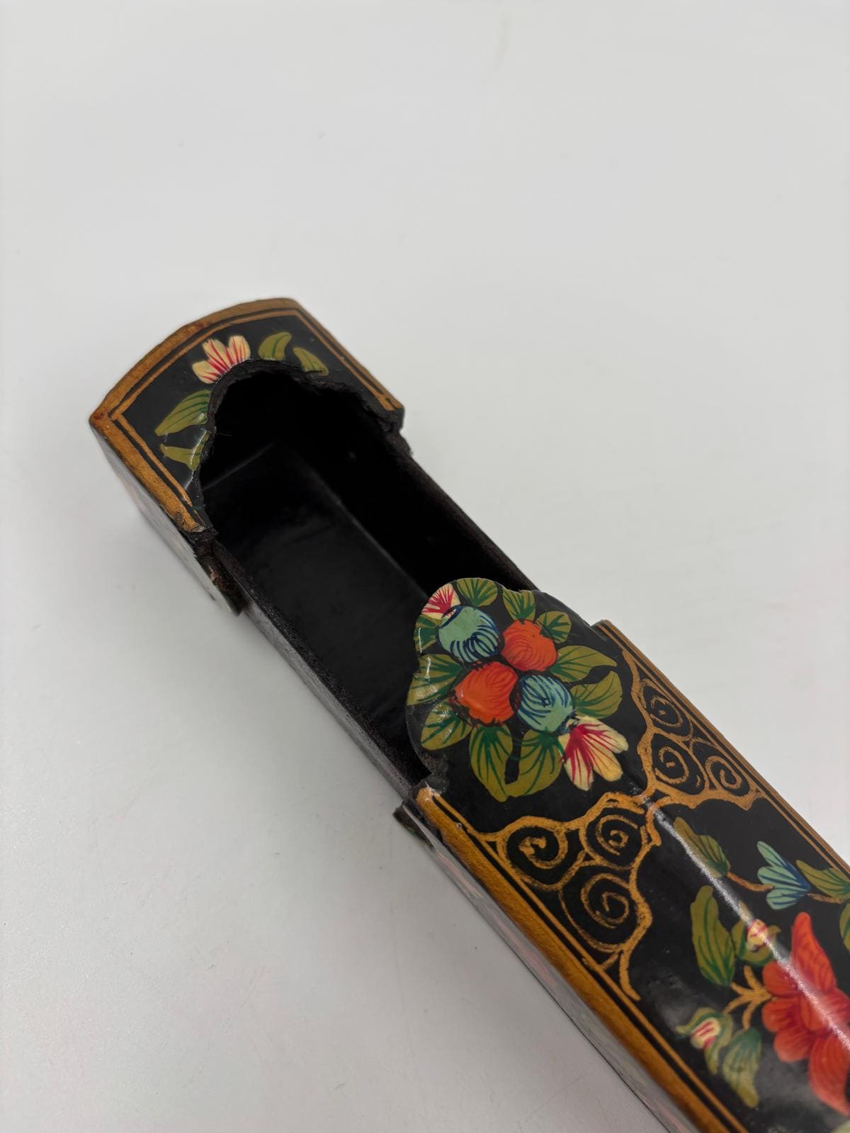 Vintage Dose aus Papiermaché schwarz lackiert mit Blumen und Vögeln