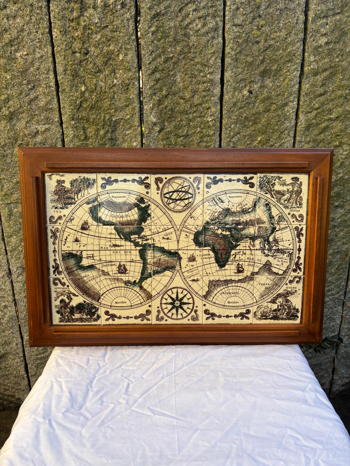 Vintage Tablett mit Weltkarte aus Holz und Keramik, ca. 75x48 cm