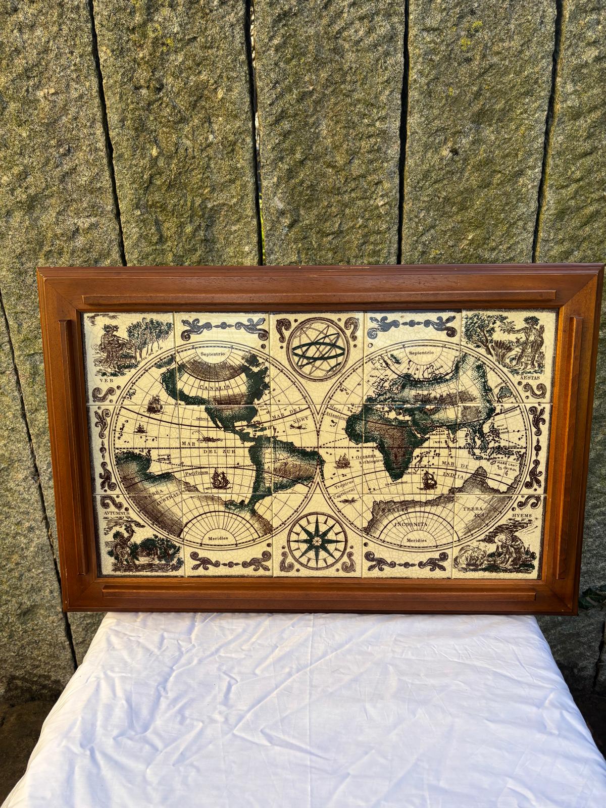 Vintage Tablett mit Weltkarte aus Holz und Keramik, ca. 75x48 cm