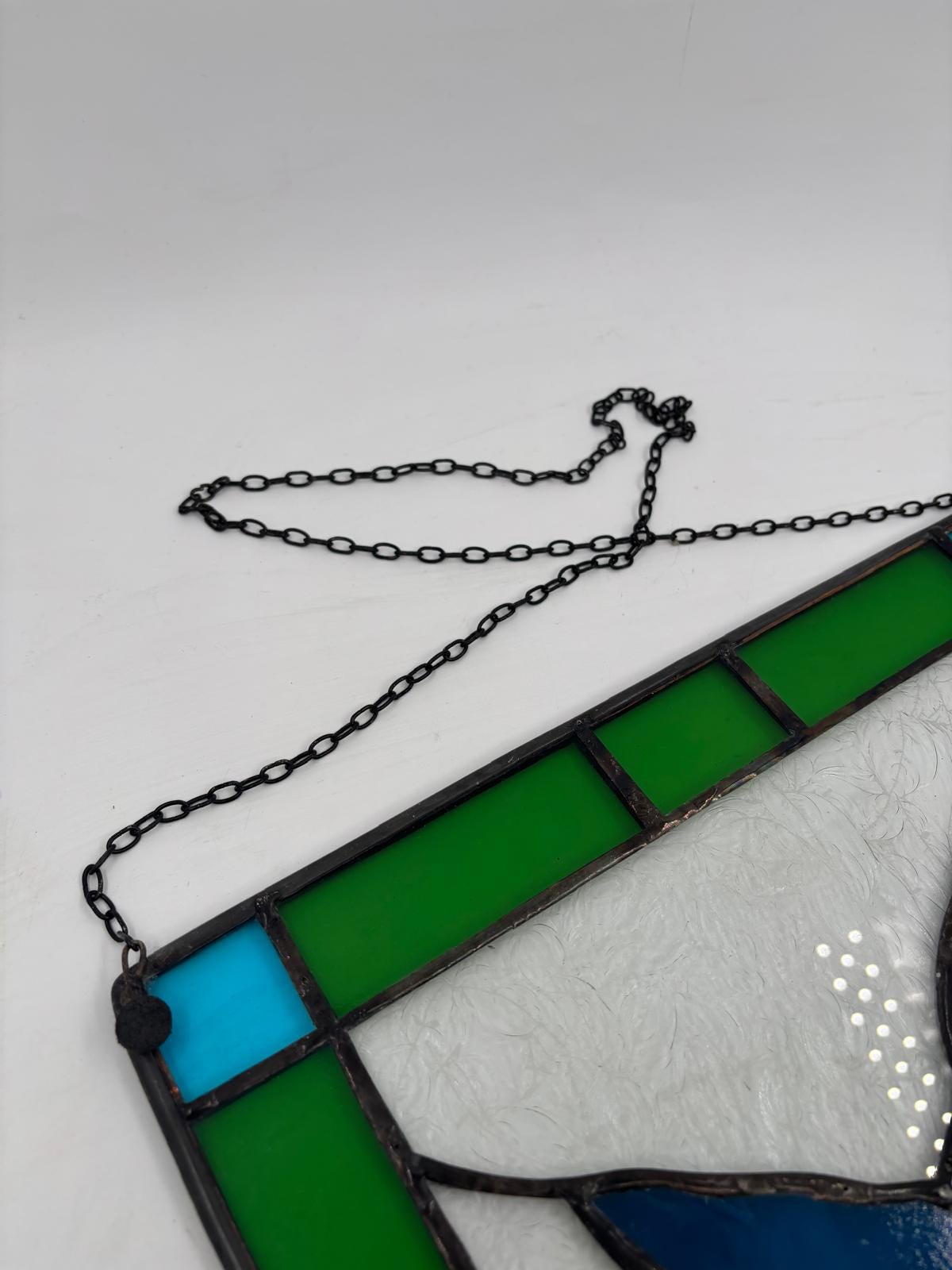 Vintage Fensterbild aus Glas mit blauem Vogel