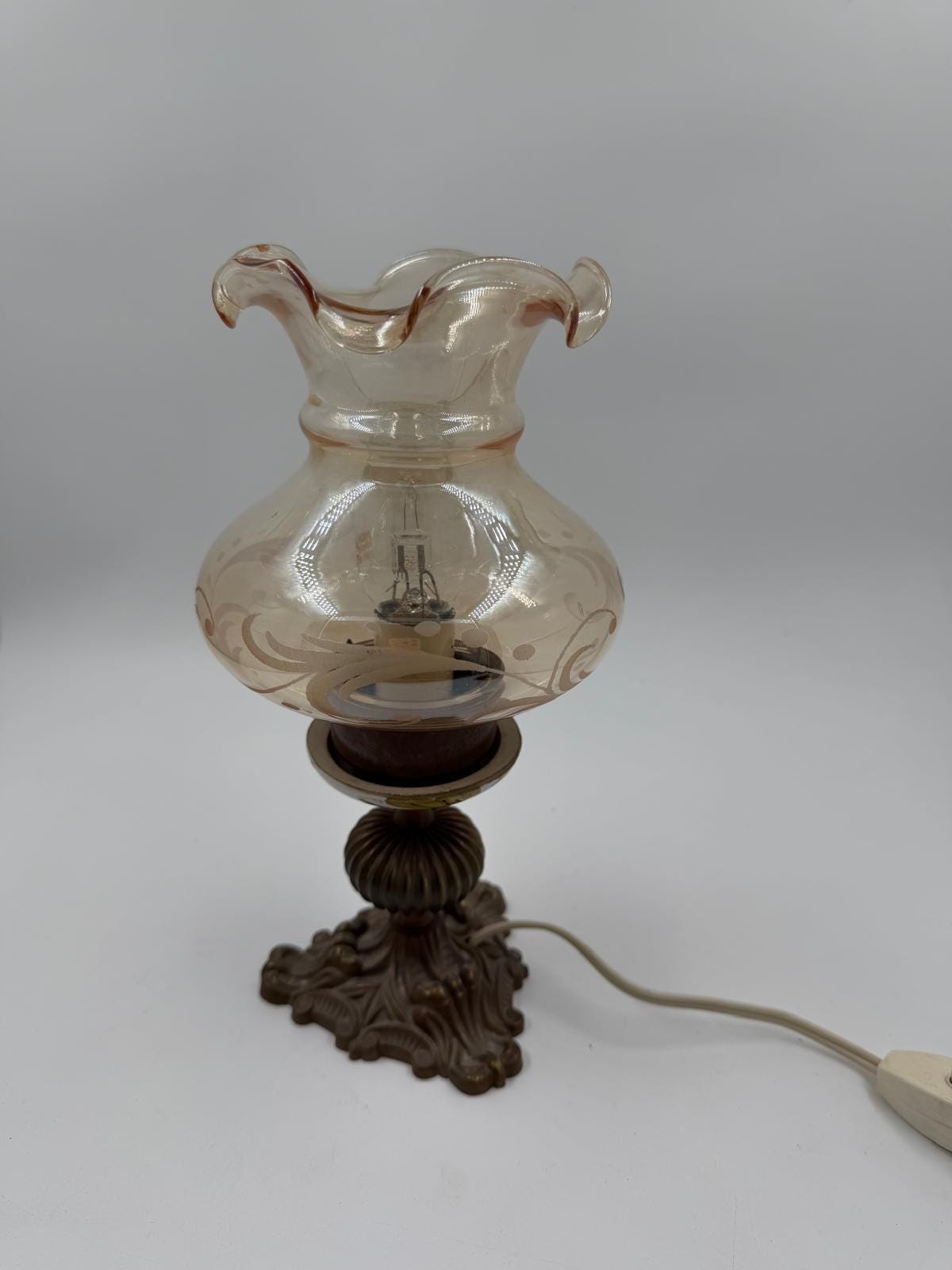 Vintage Tischlampe Messinggussfuß Glasschirm mit Dekor und Kabel mit Schnurschalter
