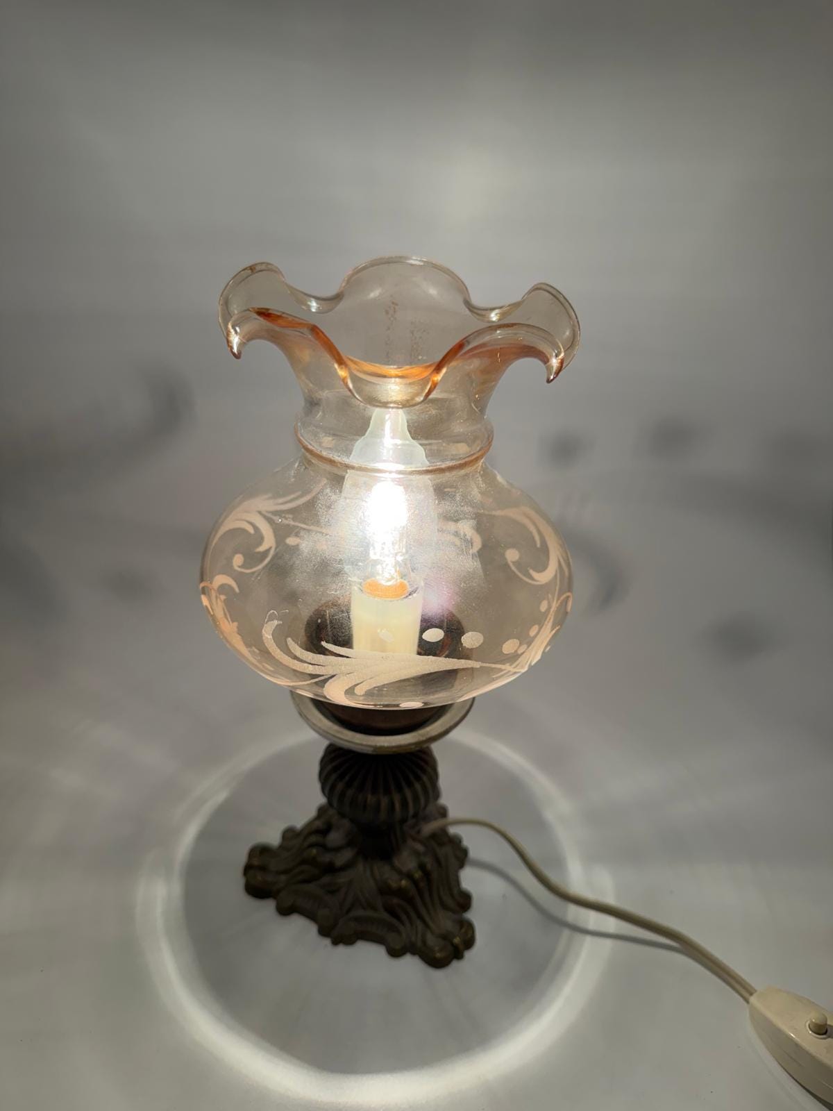 Vintage Tischlampe Messinggussfuß Glasschirm mit Dekor und Kabel mit Schnurschalter