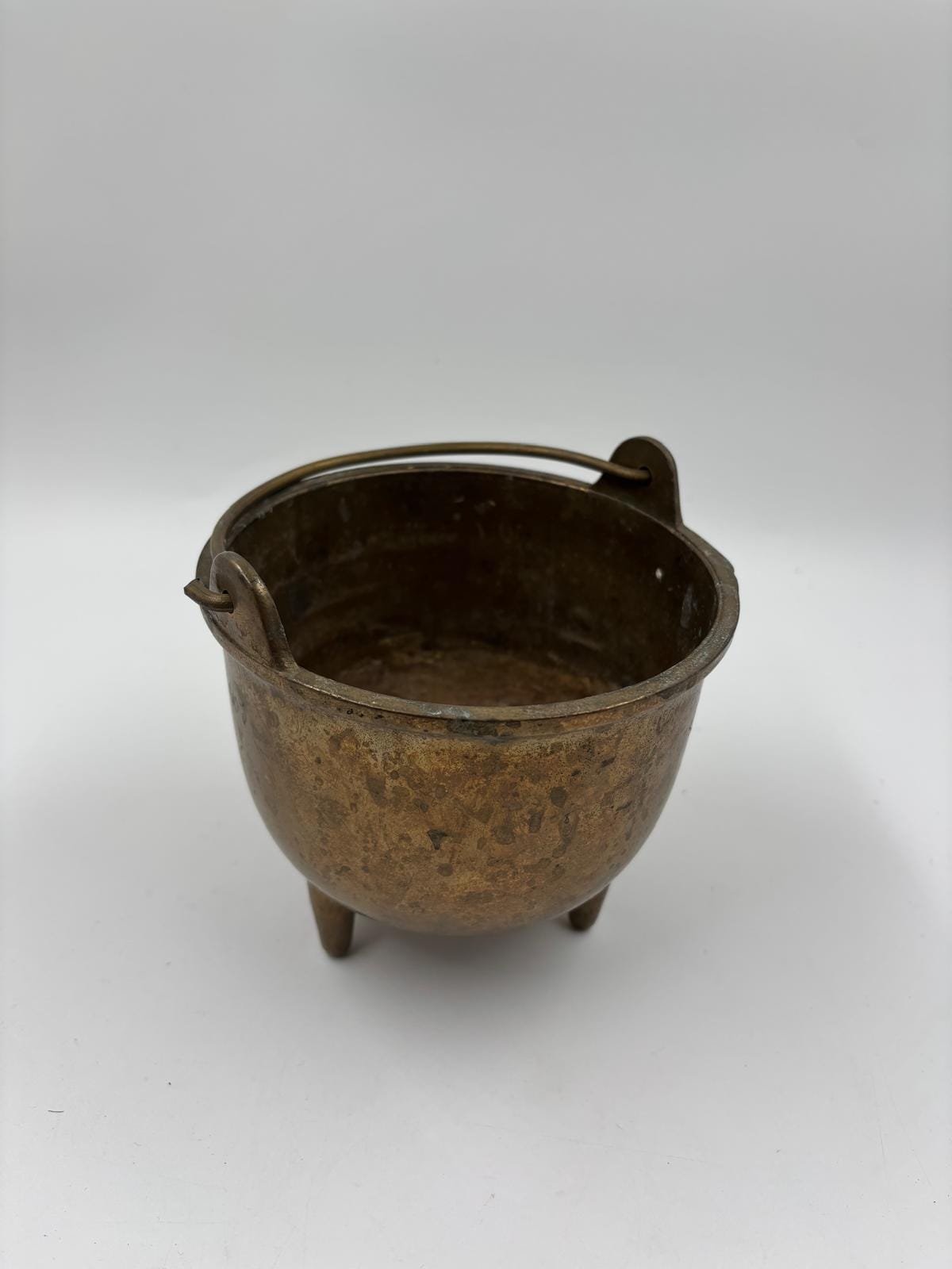 Vintage Kessel aus Messingguss mit starker Patina und Henkel