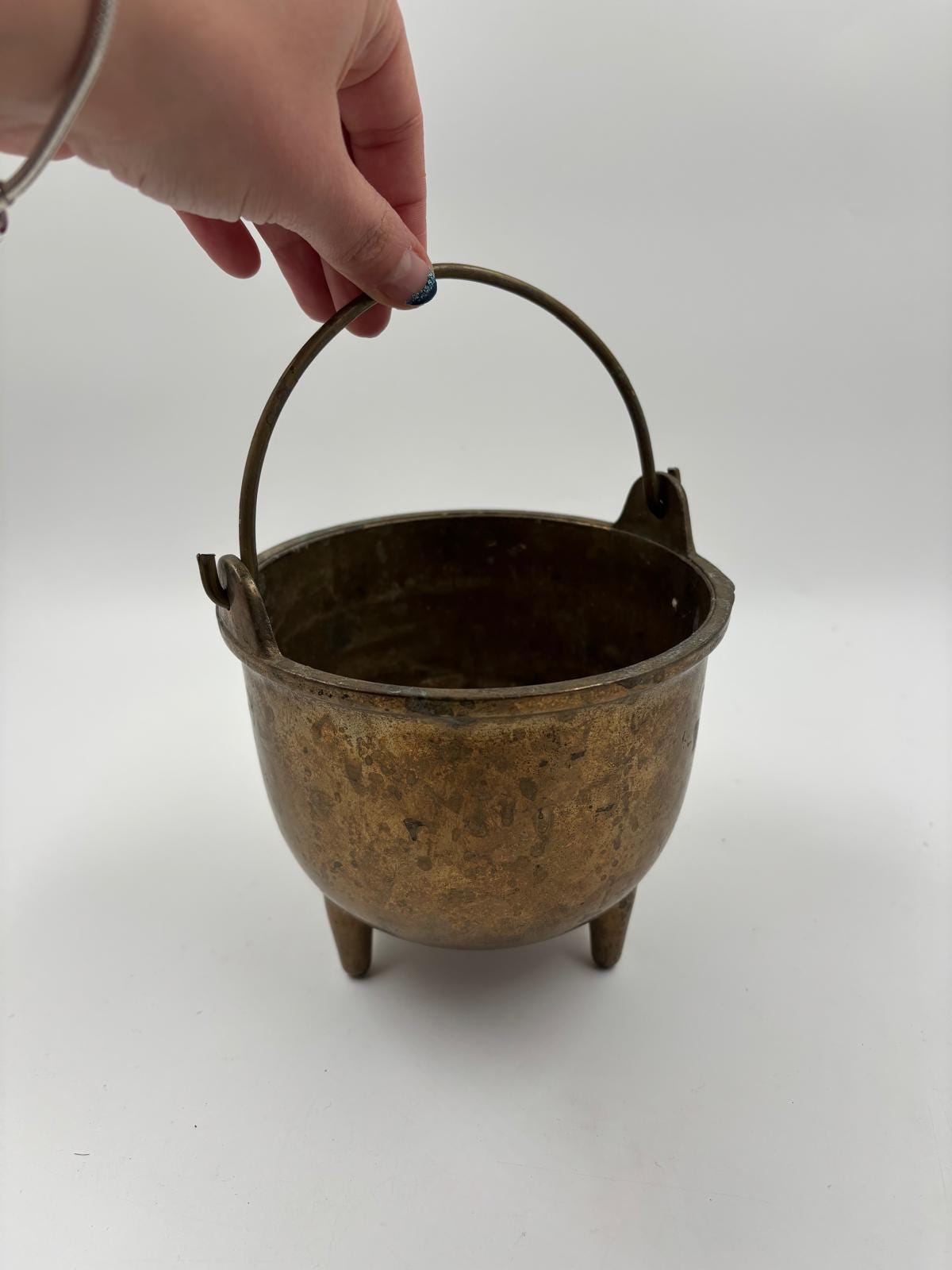 Vintage Kessel aus Messingguss mit starker Patina und Henkel