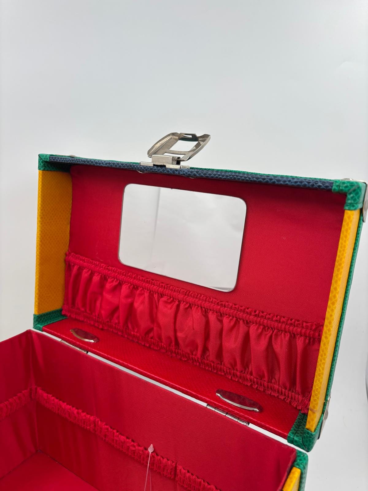 Vintage Kosmetikbox mit Spiegel in bunten Farben