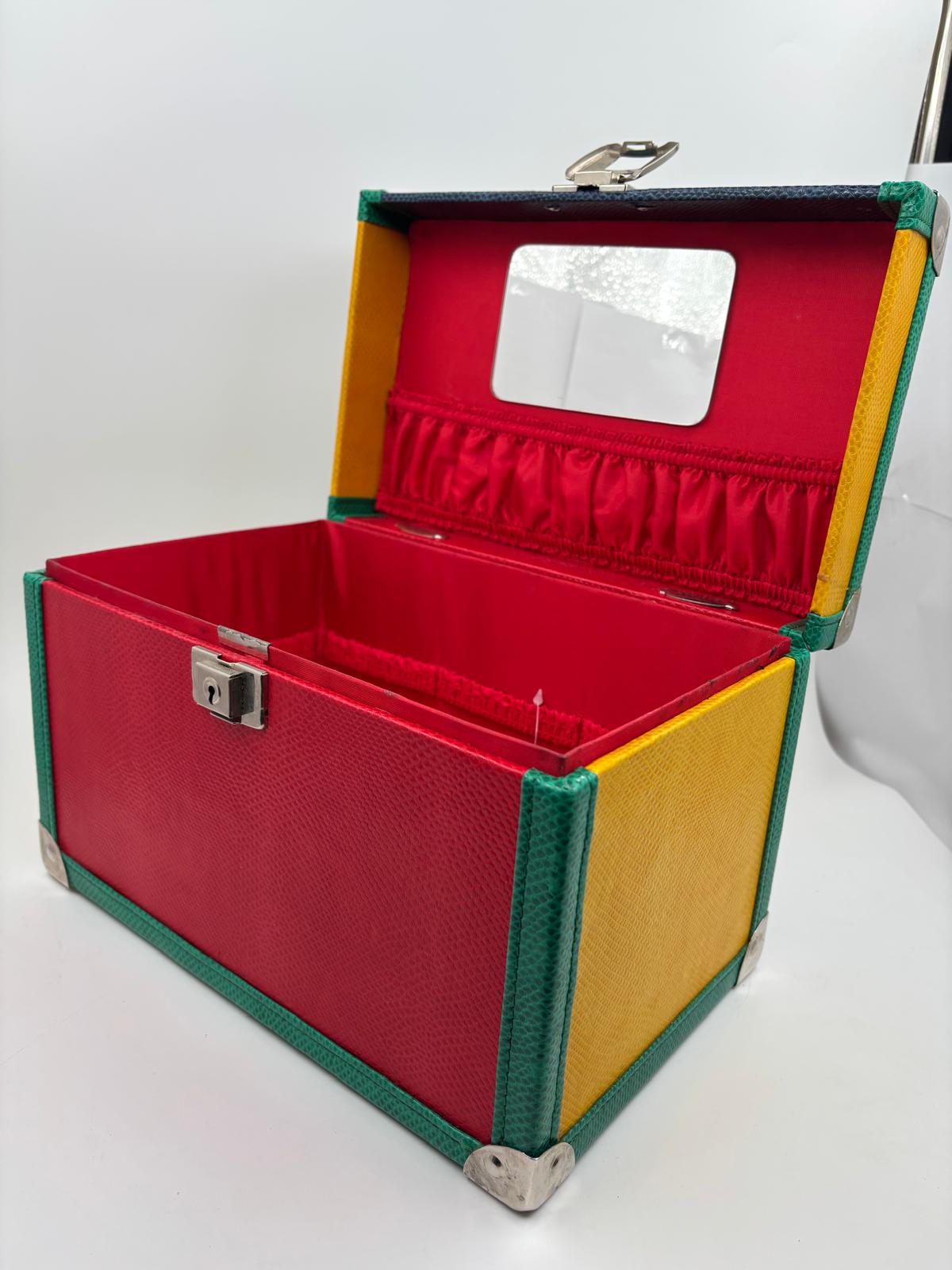 Vintage Kosmetikbox mit Spiegel in bunten Farben