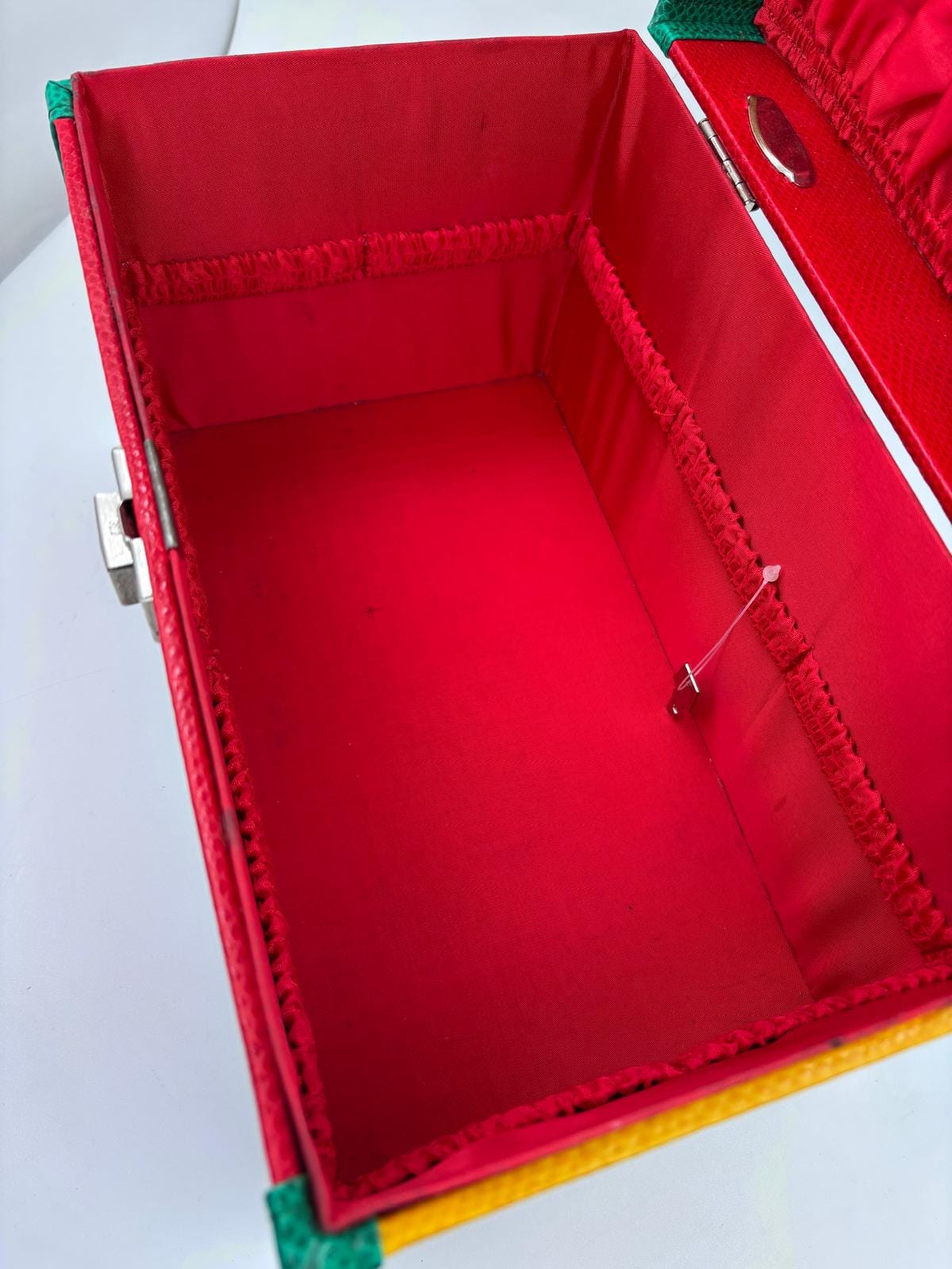 Vintage Kosmetikbox mit Spiegel in bunten Farben