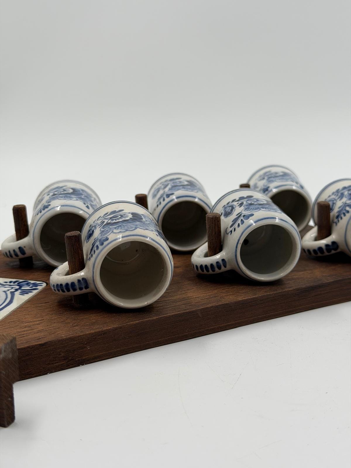 Vintage Wanddekoration Delft Blau Pyramide mit Mini-Tassen und Klompen aus Holz