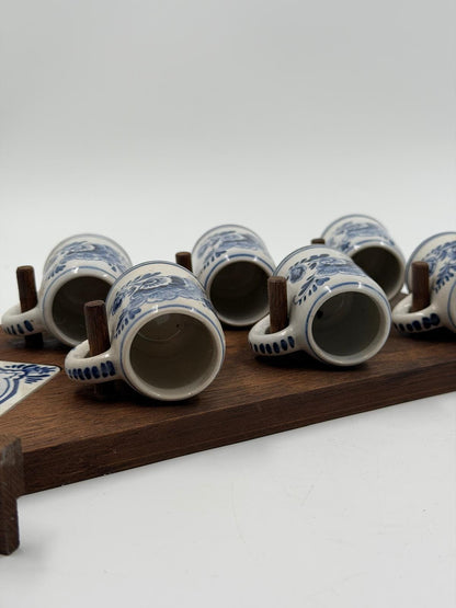 Vintage Wanddekoration Delft Blau Pyramide mit Mini-Tassen und Klompen aus Holz