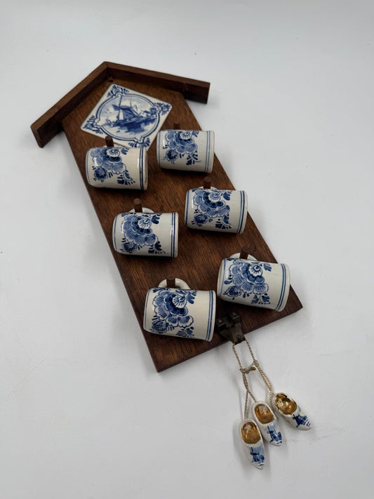 Vintage Wanddekoration Delft Blau Pyramide mit Mini-Tassen und Klompen aus Holz