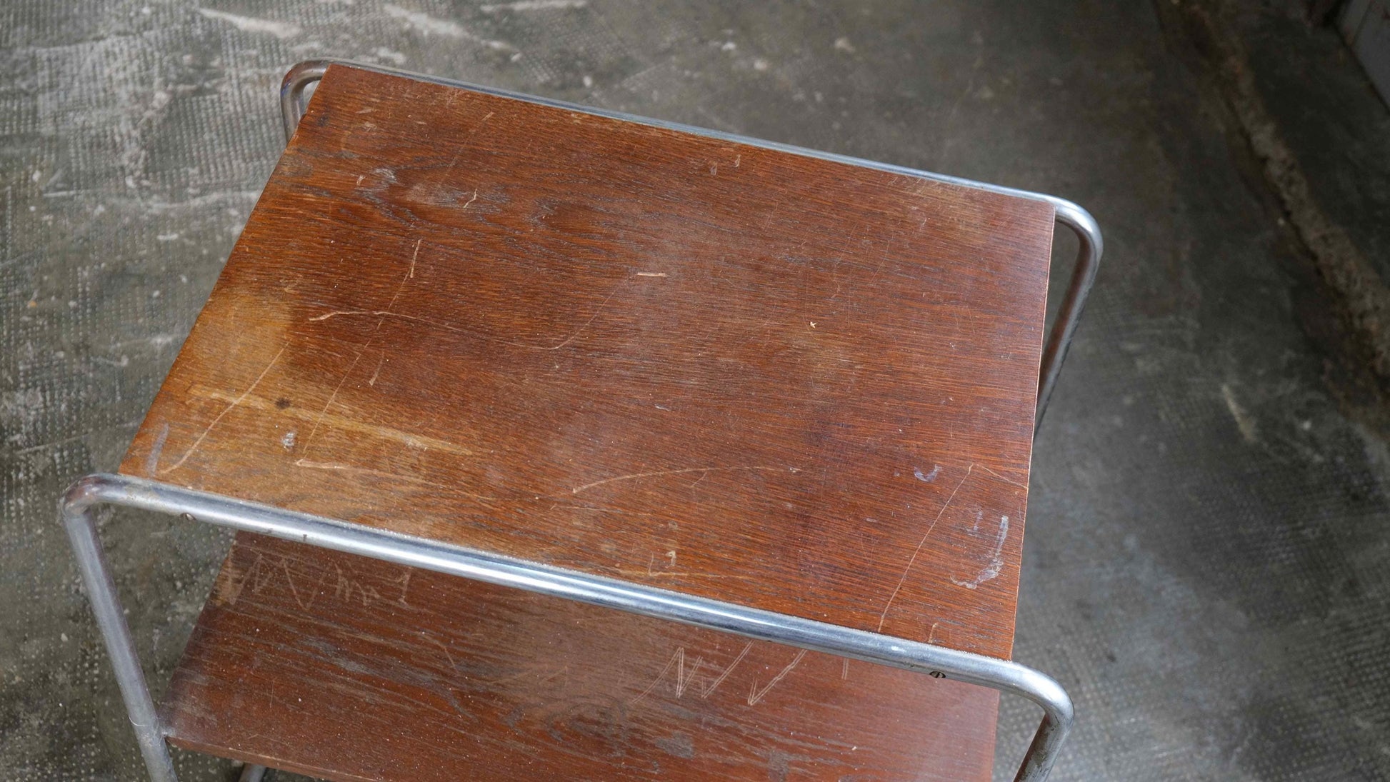 Vintage Beistelltisch Bauhaus mit braunen Holzablagen