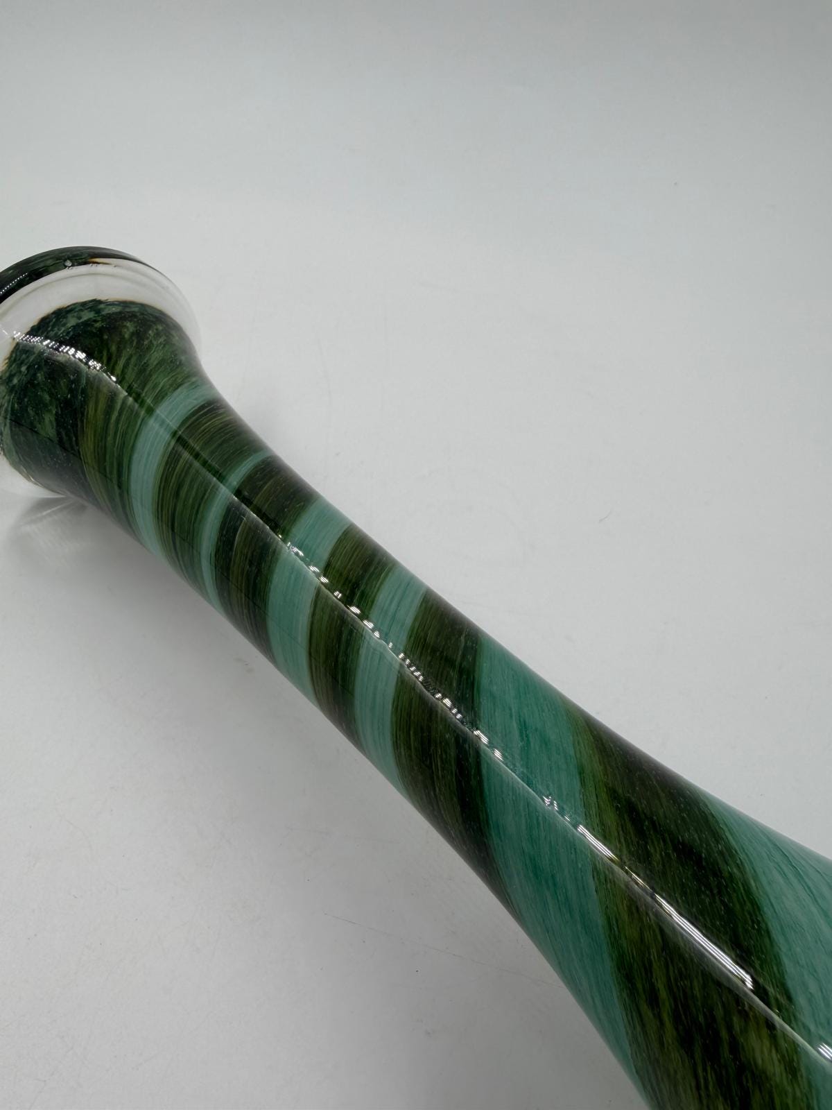 Vintage Vase Murano Glas grün türkis gedrehtes Streifenmuster welliger Rand