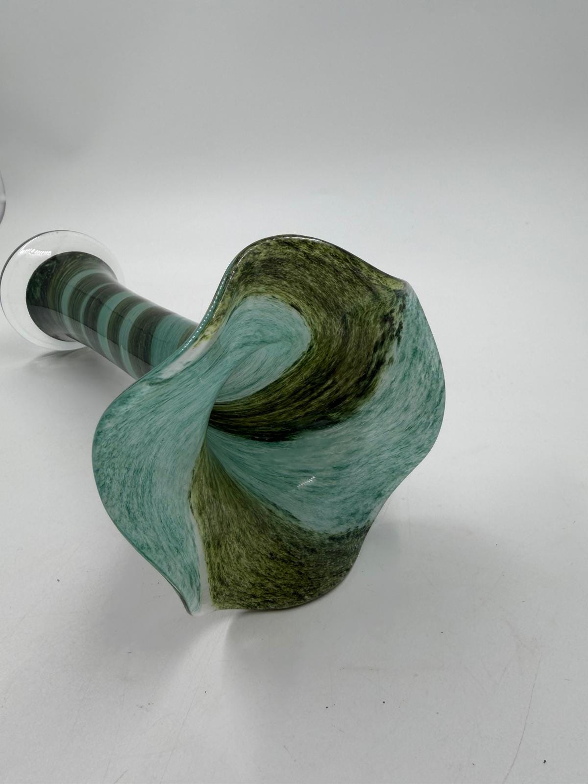 Vintage Vase Murano Glas grün türkis gedrehtes Streifenmuster welliger Rand