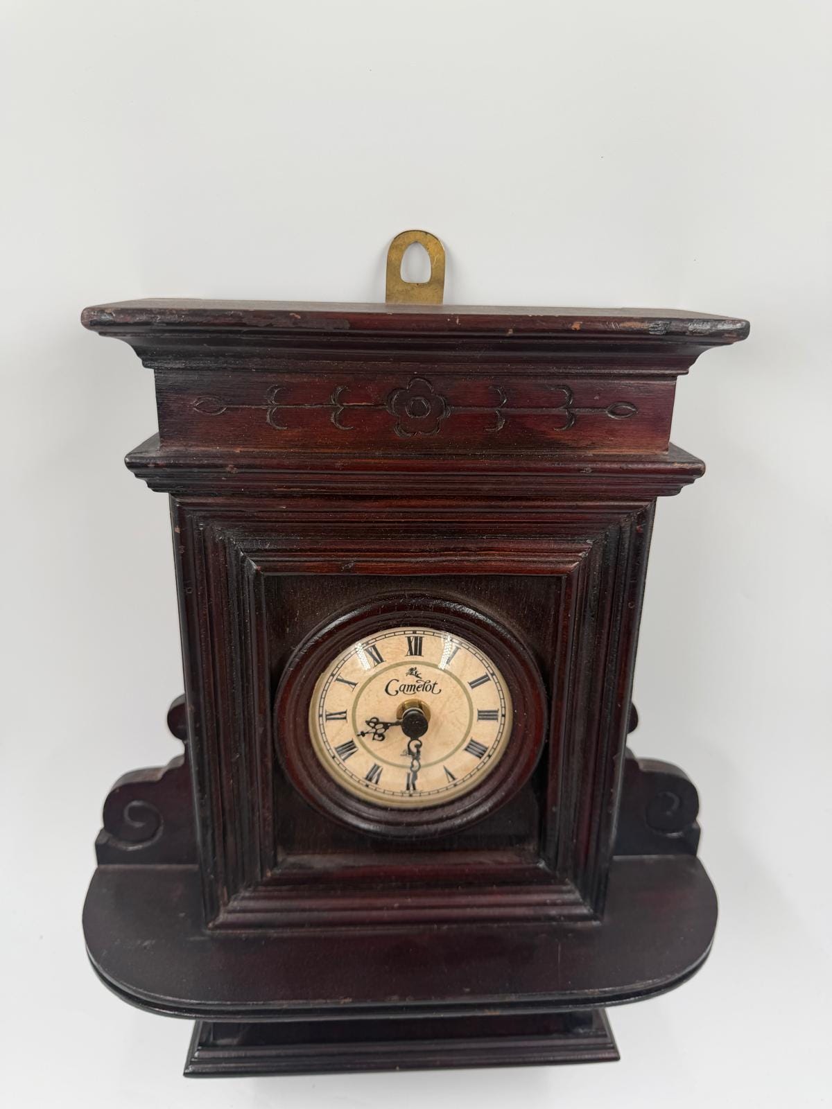 Vintage Wanduhr Camelot Quarz mit römischen Ziffern von Camelot