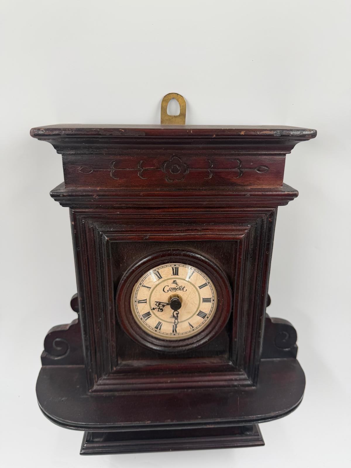 Vintage Wanduhr Camelot Quarz mit römischen Ziffern von Camelot