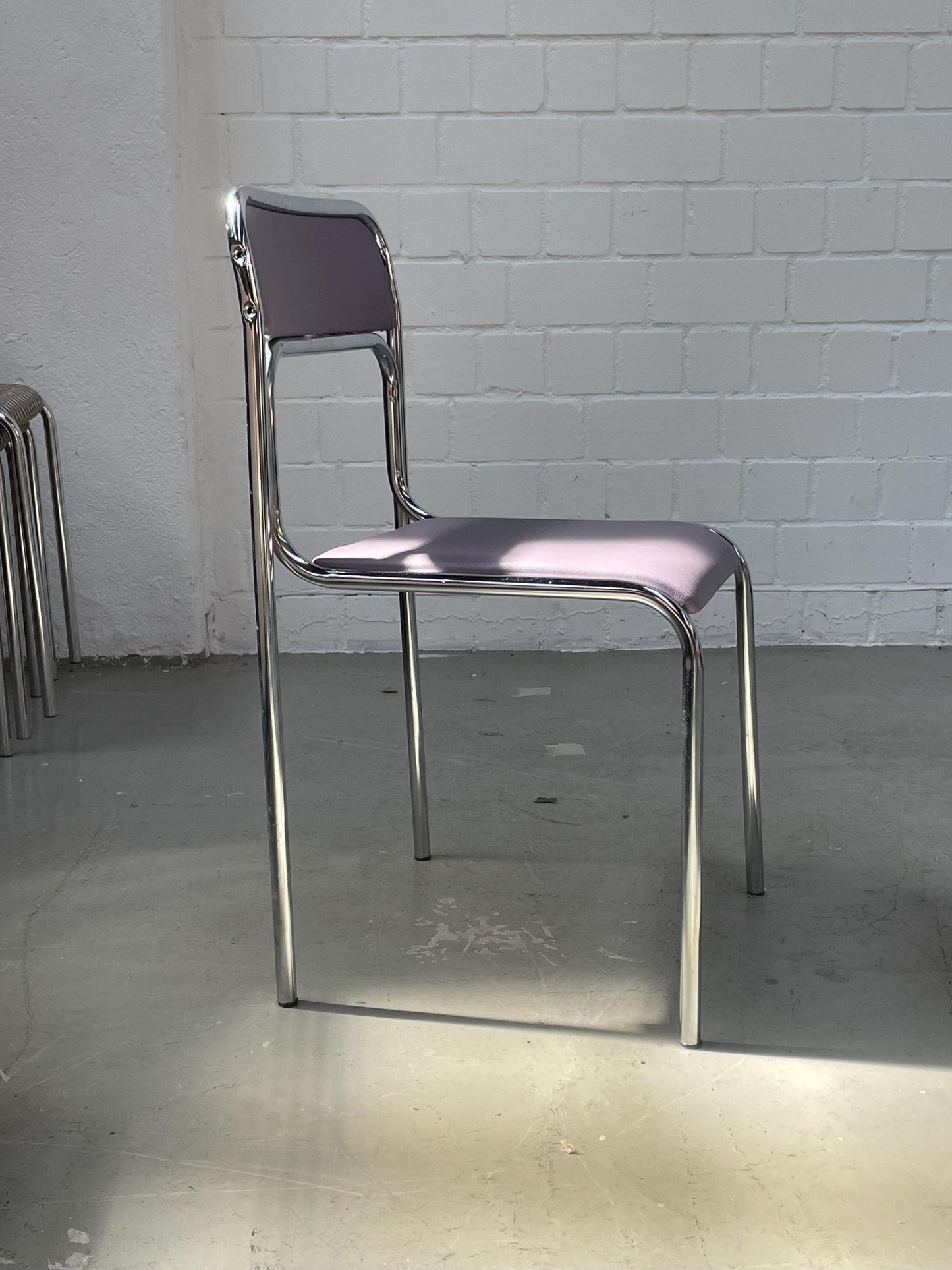 Vintage Stuhl Bauhaus stapelbar Chrom violettes Kunstleder