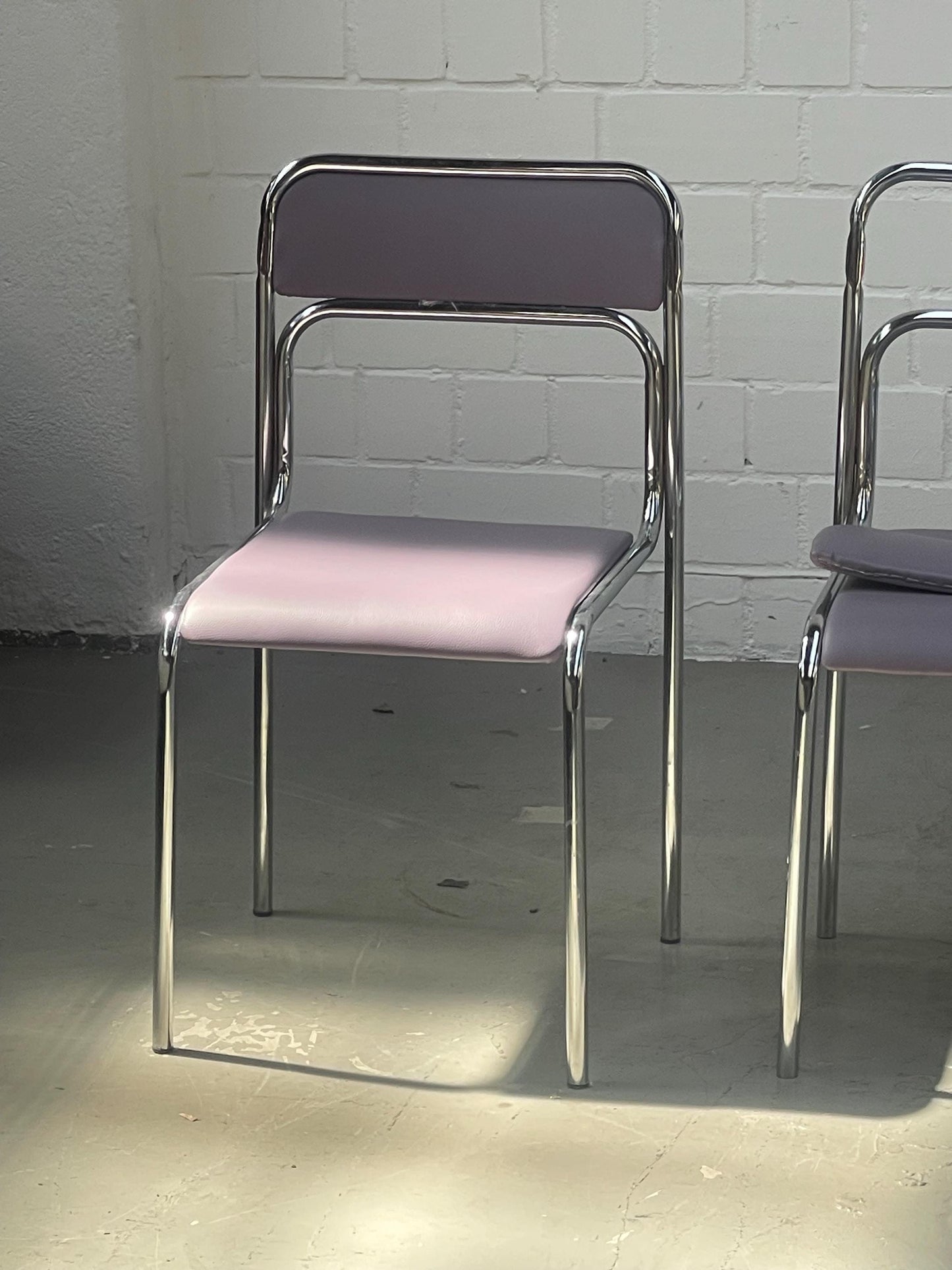 Vintage Stuhl Bauhaus stapelbar Chrom violettes Kunstleder