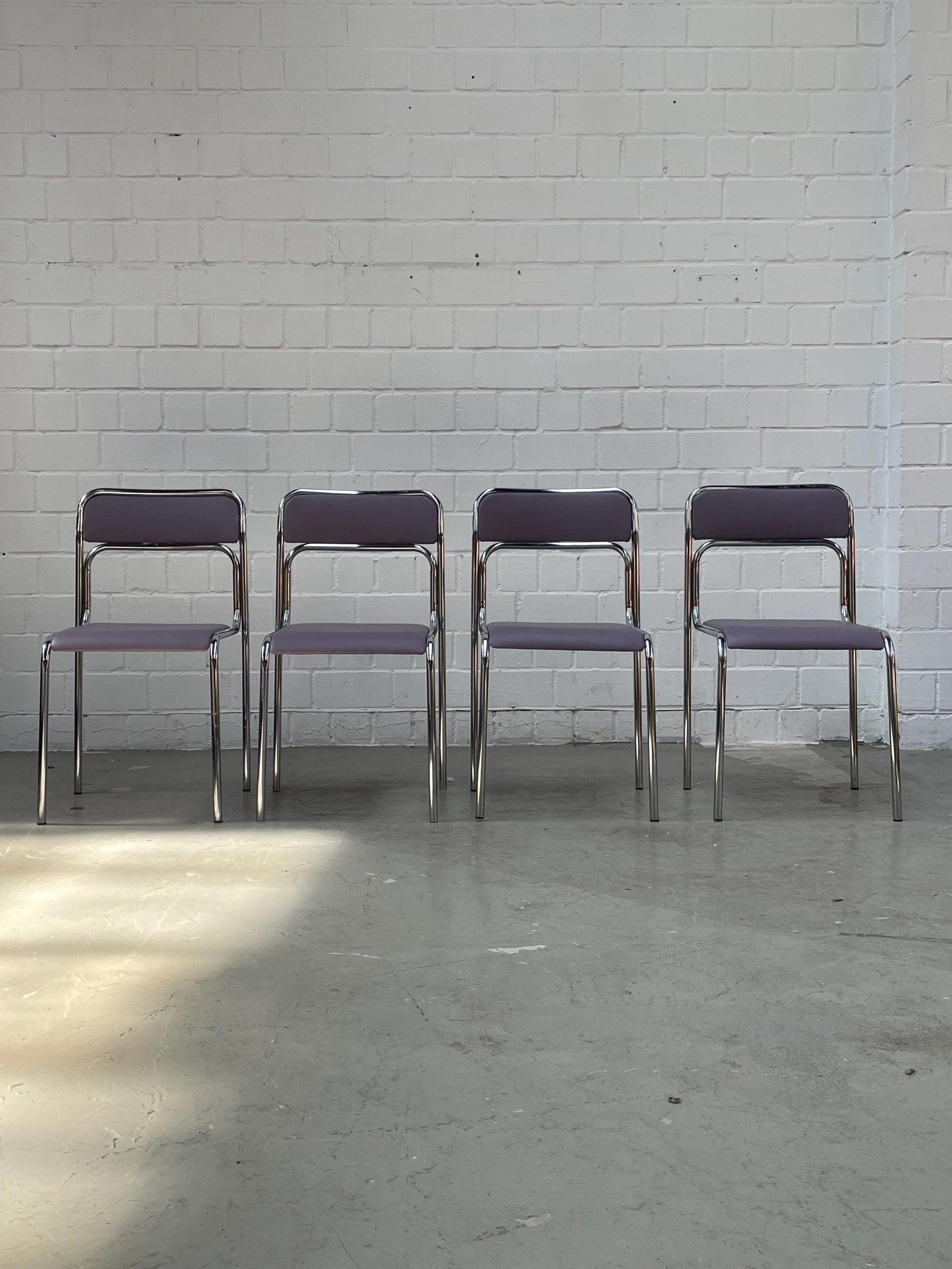 Vintage Stuhl Bauhaus stapelbar Chrom violettes Kunstleder