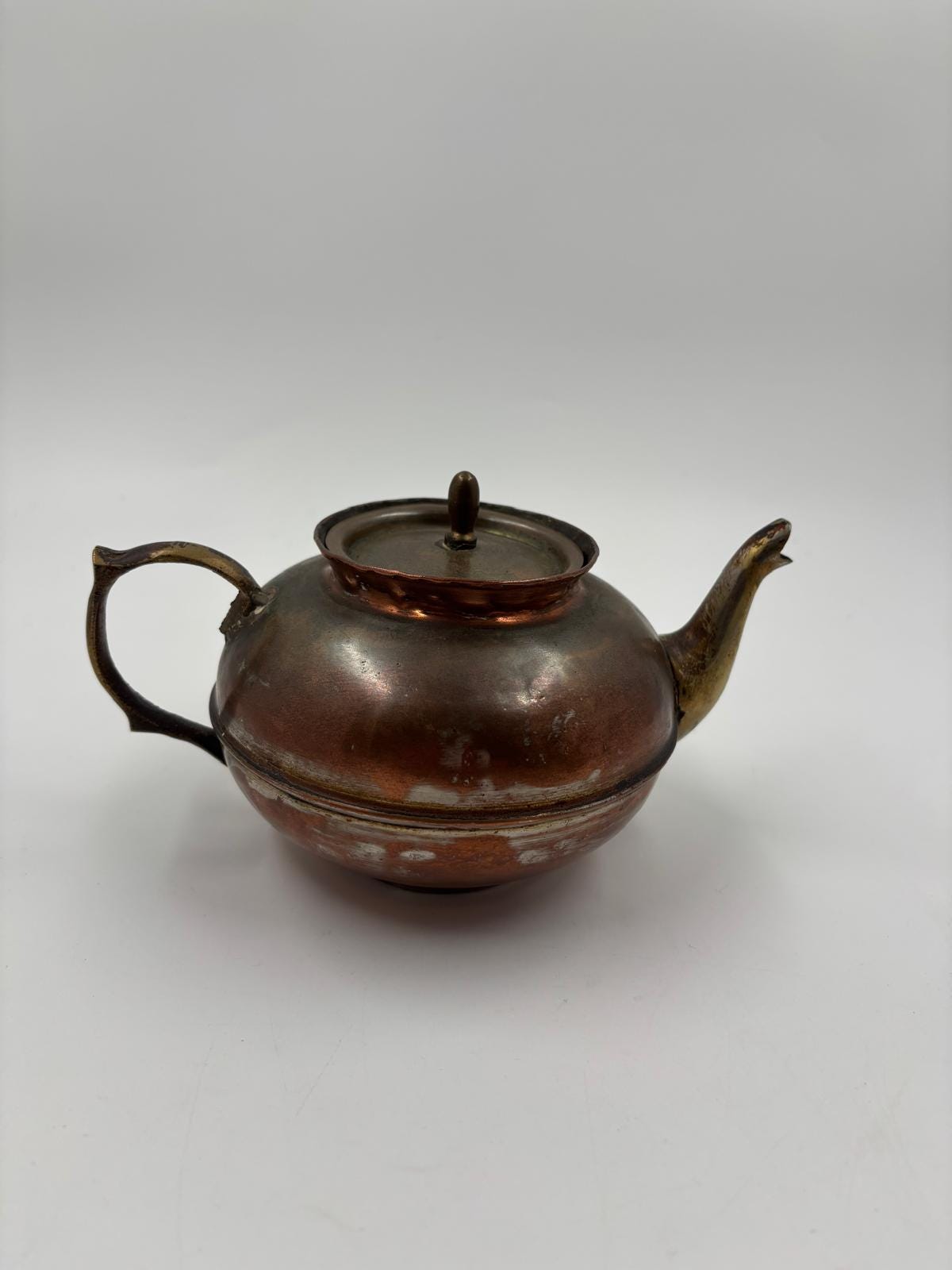 Vintage Teekanne aus Kupfer mit Messinggriff und Istanbul-Stempel starke Patina
