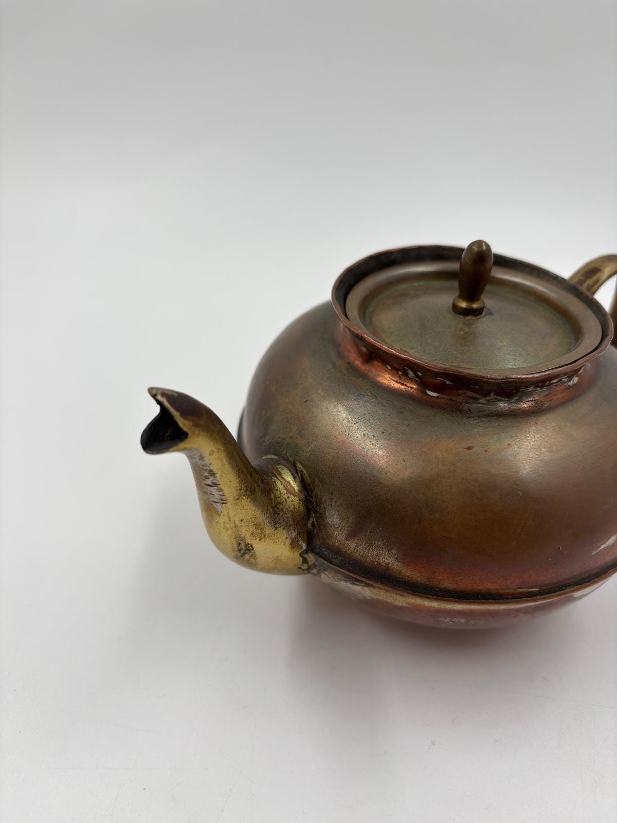 Vintage Teekanne aus Kupfer mit Messinggriff und Istanbul-Stempel starke Patina