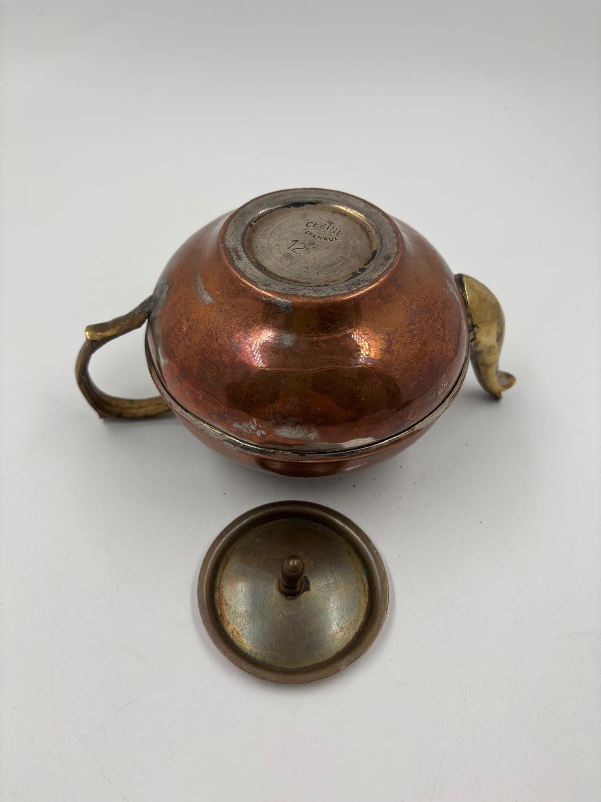 Vintage Teekanne aus Kupfer mit Messinggriff und Istanbul-Stempel starke Patina