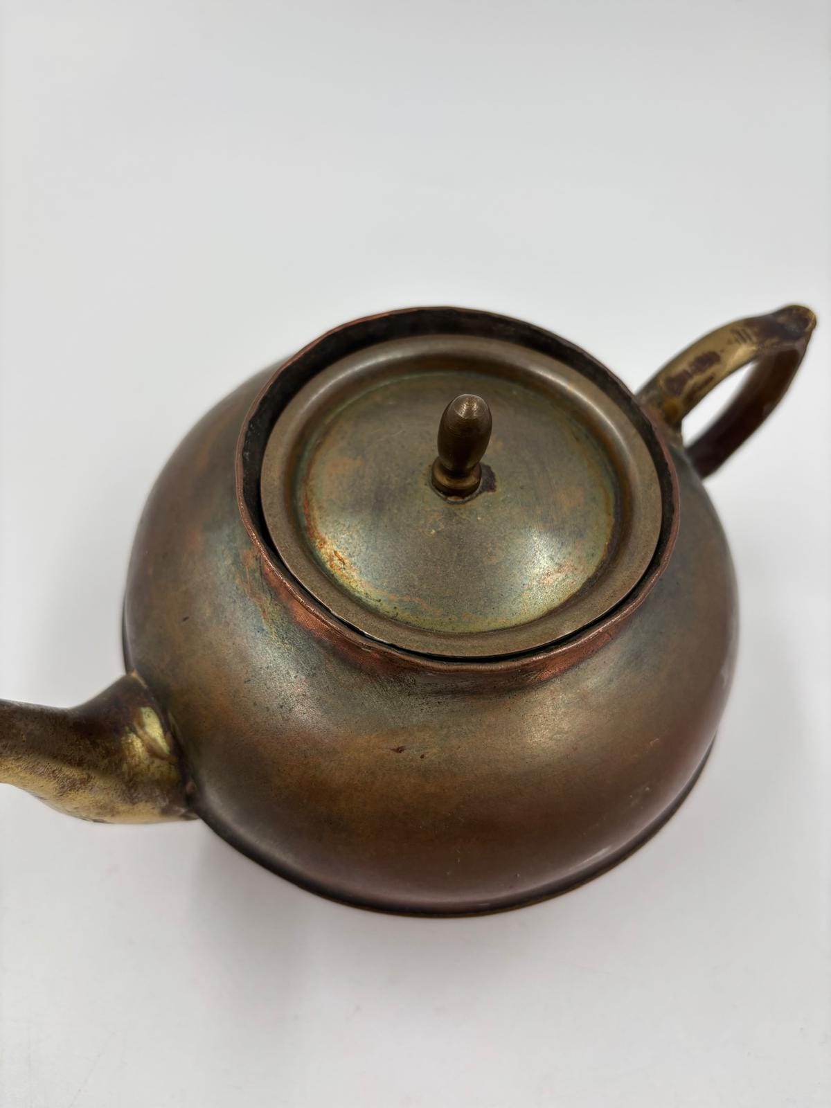Vintage Teekanne aus Kupfer mit Messinggriff und Istanbul-Stempel starke Patina