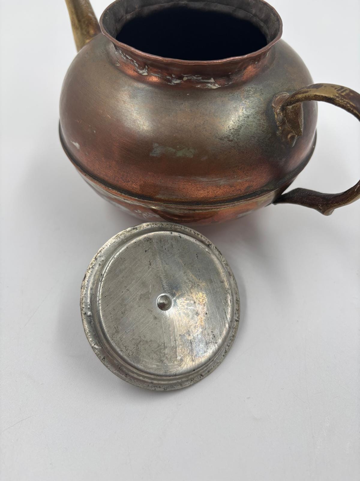 Vintage Teekanne aus Kupfer mit Messinggriff und Istanbul-Stempel starke Patina