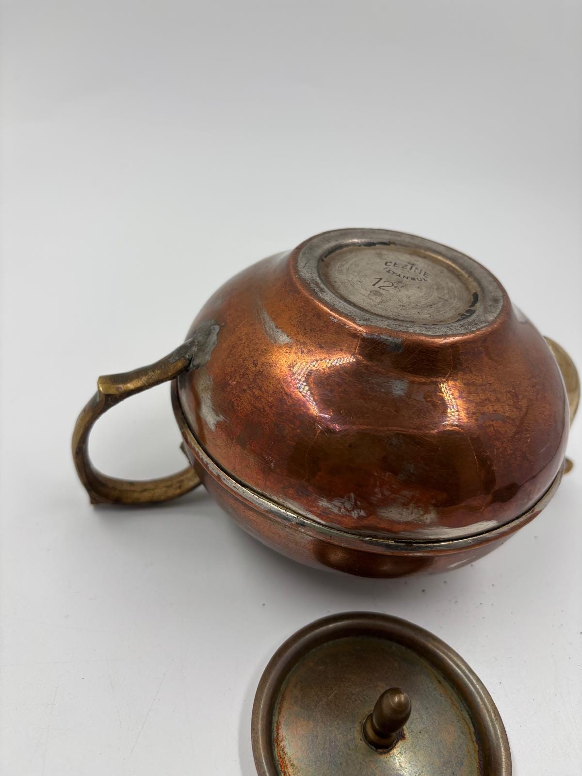Vintage Teekanne aus Kupfer mit Messinggriff und Istanbul-Stempel starke Patina