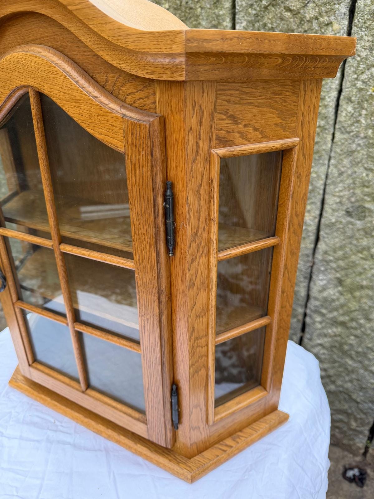 Vintage Wandschränkchen Vitrine Massivholz mit Glastür und Schlüssel