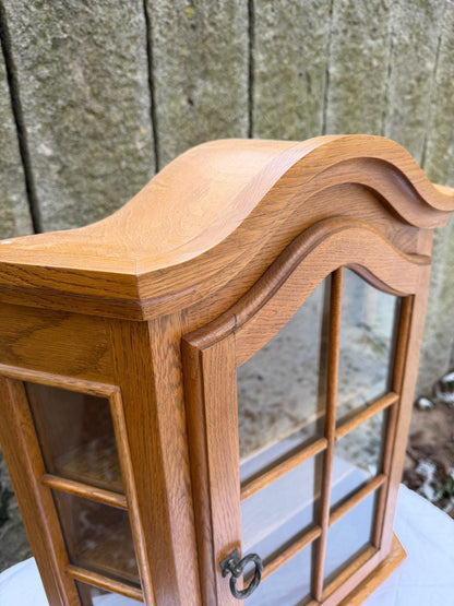 Vintage Wandschränkchen Vitrine Massivholz mit Glastür und Schlüssel